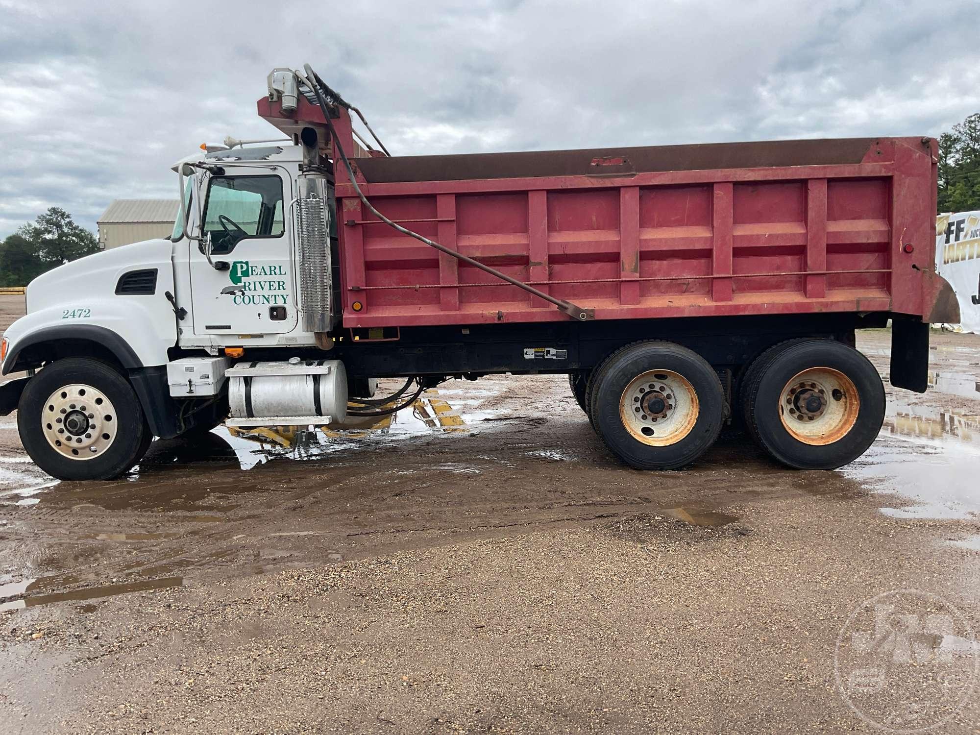 2003 MACK CV TANDEM AXLE DUMP TRUCK VIN: 1M2AG11C83M004577