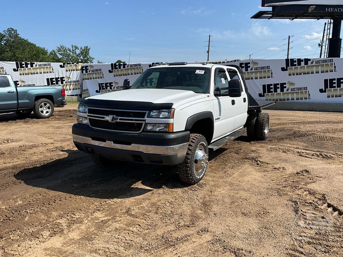 2006 CHEVROLET SILVERADO SINGLE AXLE CREW CAB 4X4 FLATBED TRUCK VIN: 1GCJK33U86F161233