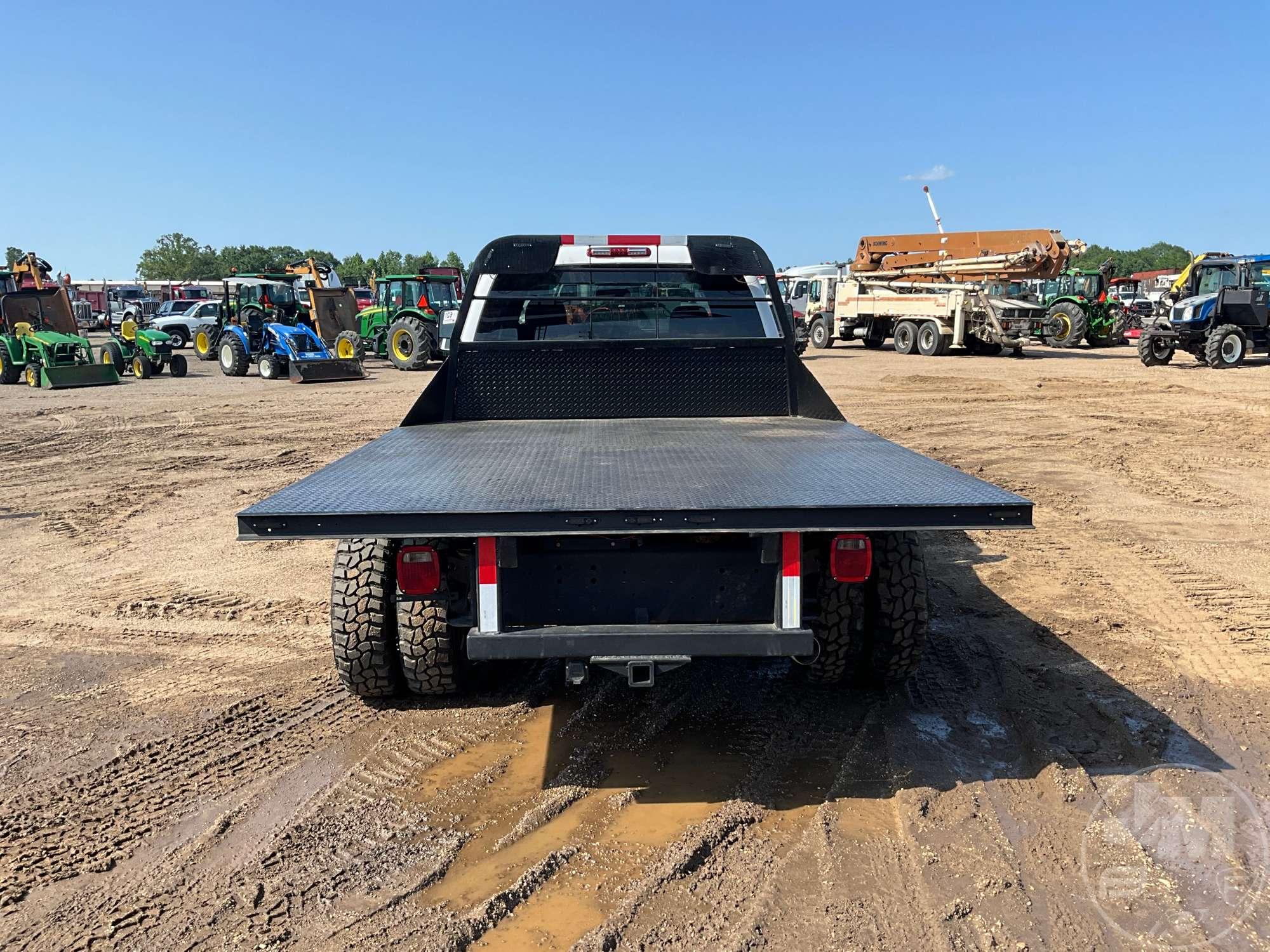 2006 CHEVROLET SILVERADO SINGLE AXLE CREW CAB 4X4 FLATBED TRUCK VIN: 1GCJK33U86F161233