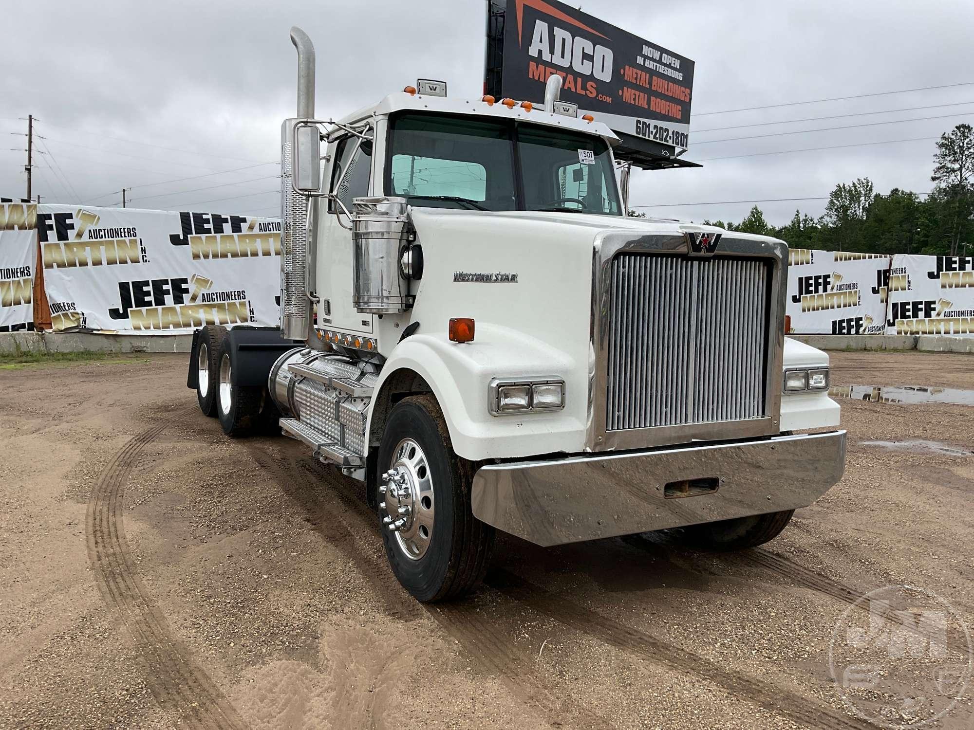 2013 WESTERN STAR 4900 TANDEM AXLE DAY CAB TRUCK TRACTOR VIN: 5KJJAEDV0DPBX3248