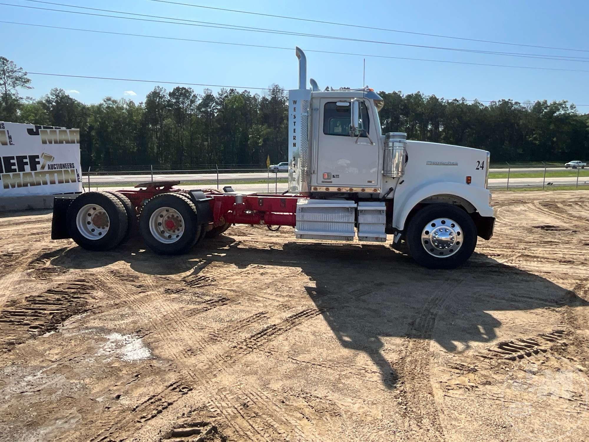 2013 WESTERN STAR 4900 TANDEM AXLE DAY CAB TRUCK TRACTOR VIN: 5KJJAEDV7DPBX3232