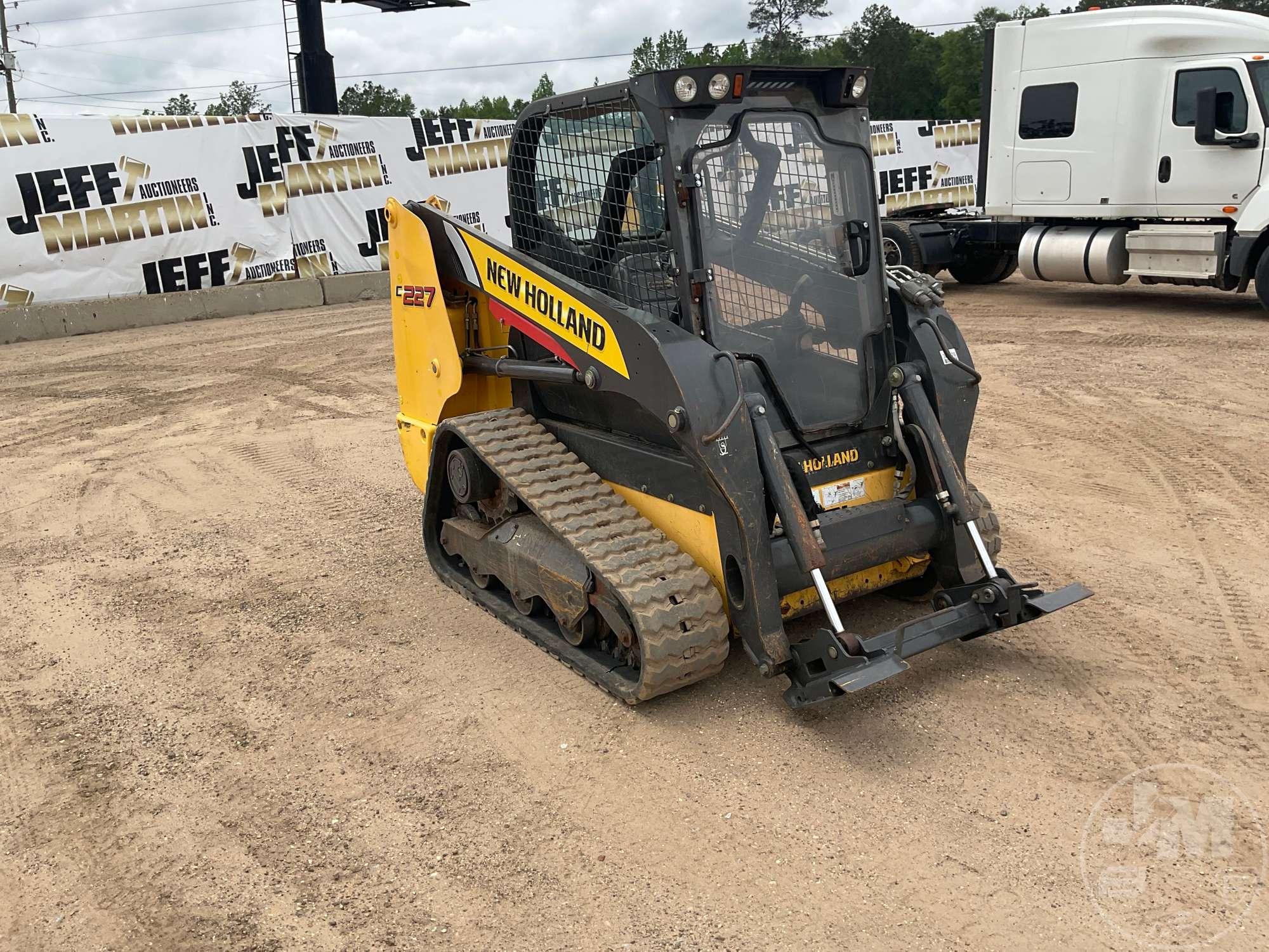 NEW HOLLAND MODEL C227NH MULTI TERRAIN LOADER SN: NKM471437