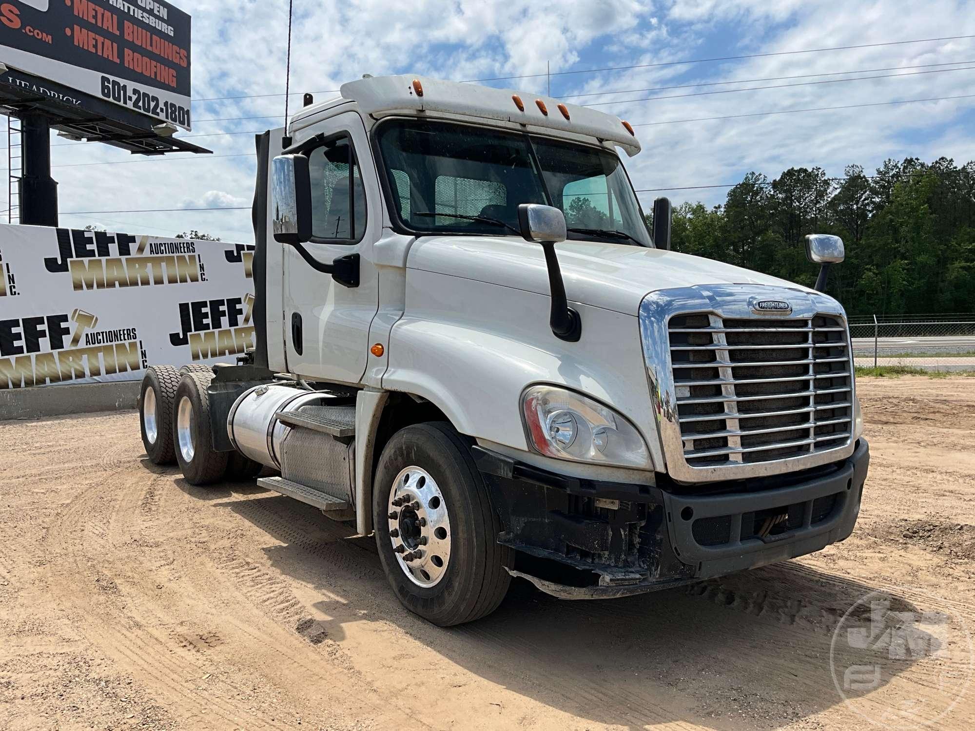 2016 FREIGHTLINER CASCADIA TANDEM AXLE DAY CAB TRUCK TRACTOR VIN: 3AKJGEDV8GSHC2145