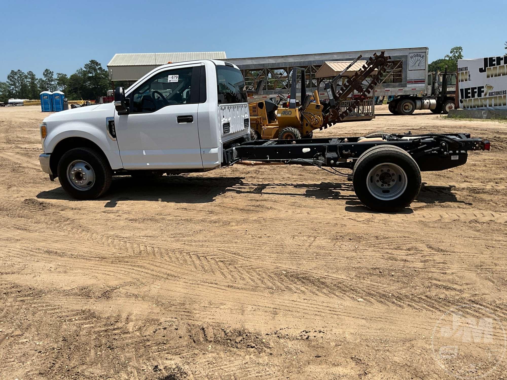 2017 FORD F-350 XL SINGLE AXLE VIN: 1FDRF3G67HEE28269 CAB & CHASSIS