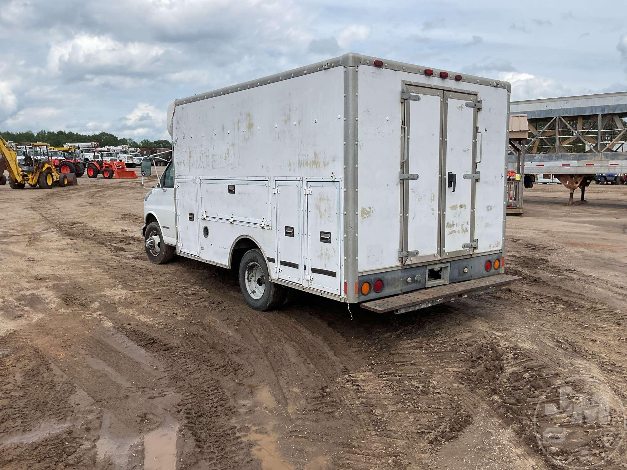 2000 CHEVROLET EXPRESS SINGLE AXLE VAN TRUCK VIN: 1GBJG31R8Y1206238