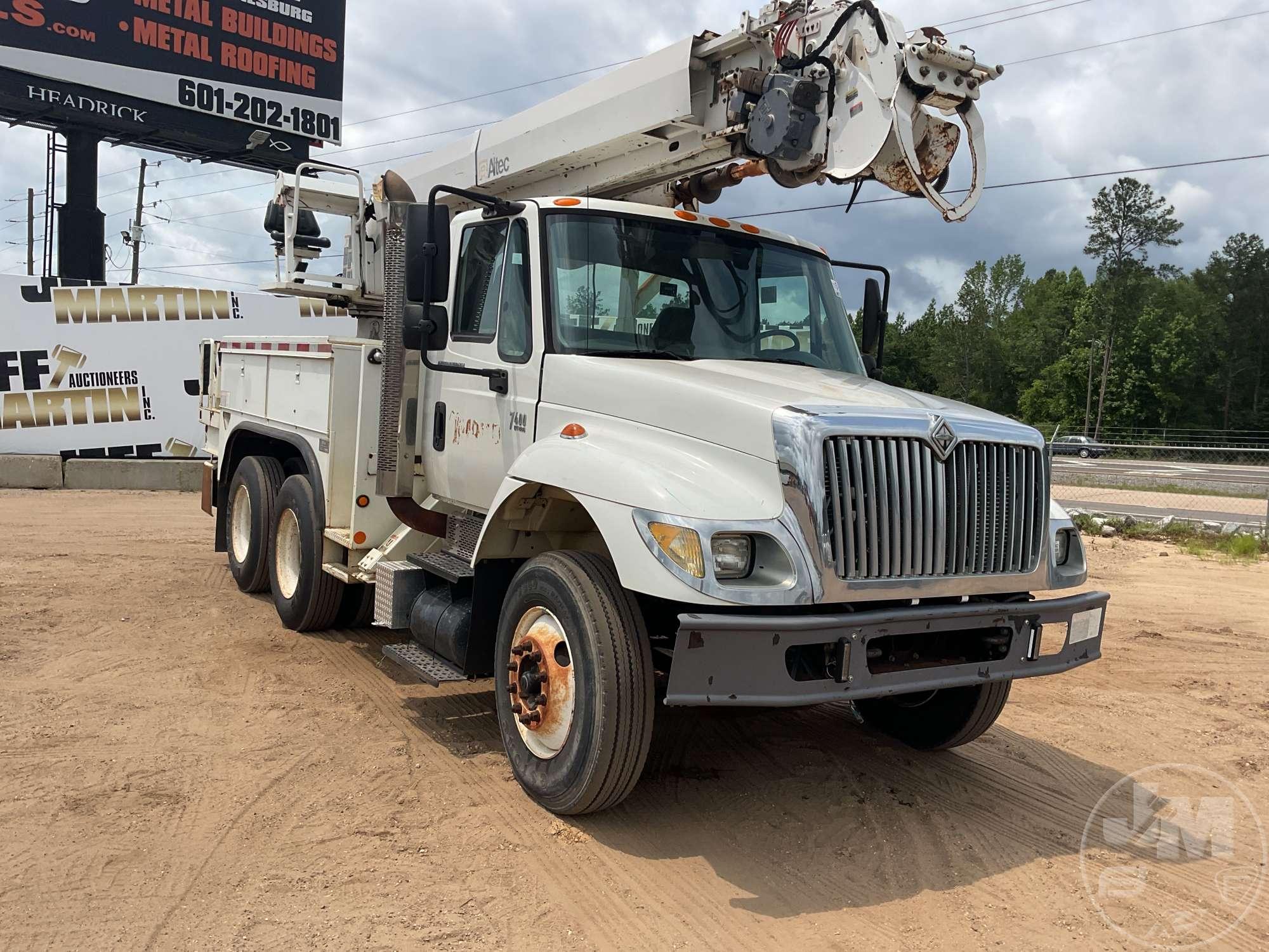 2007 INTERNATIONAL SF625 T/A DIGGER DERRICK TRUCK VIN: 1HTWGAAR87J452701