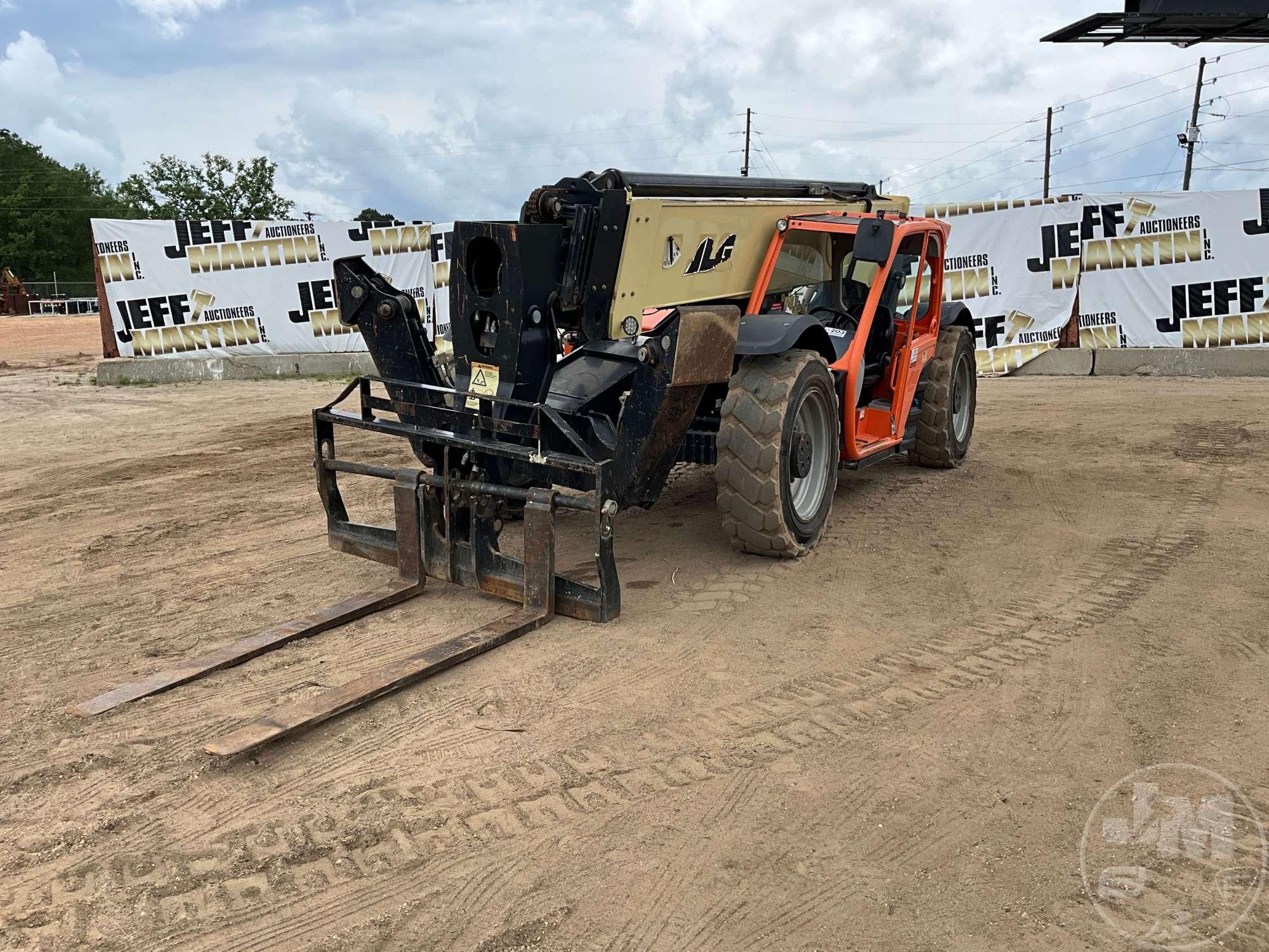 2015 JLG 1055 TELESCOPIC FORKLIFT SN: 0160071723