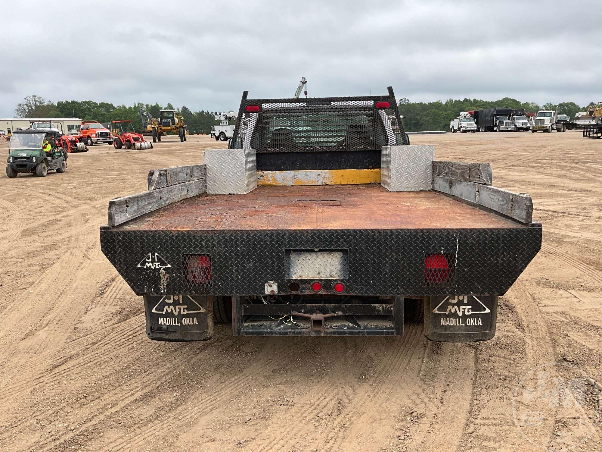 2002 FORD F-350XLT SD SINGLE AXLE REGULAR CAB FLATBED TRUCK VIN: 1FDWF36FX2EC66455