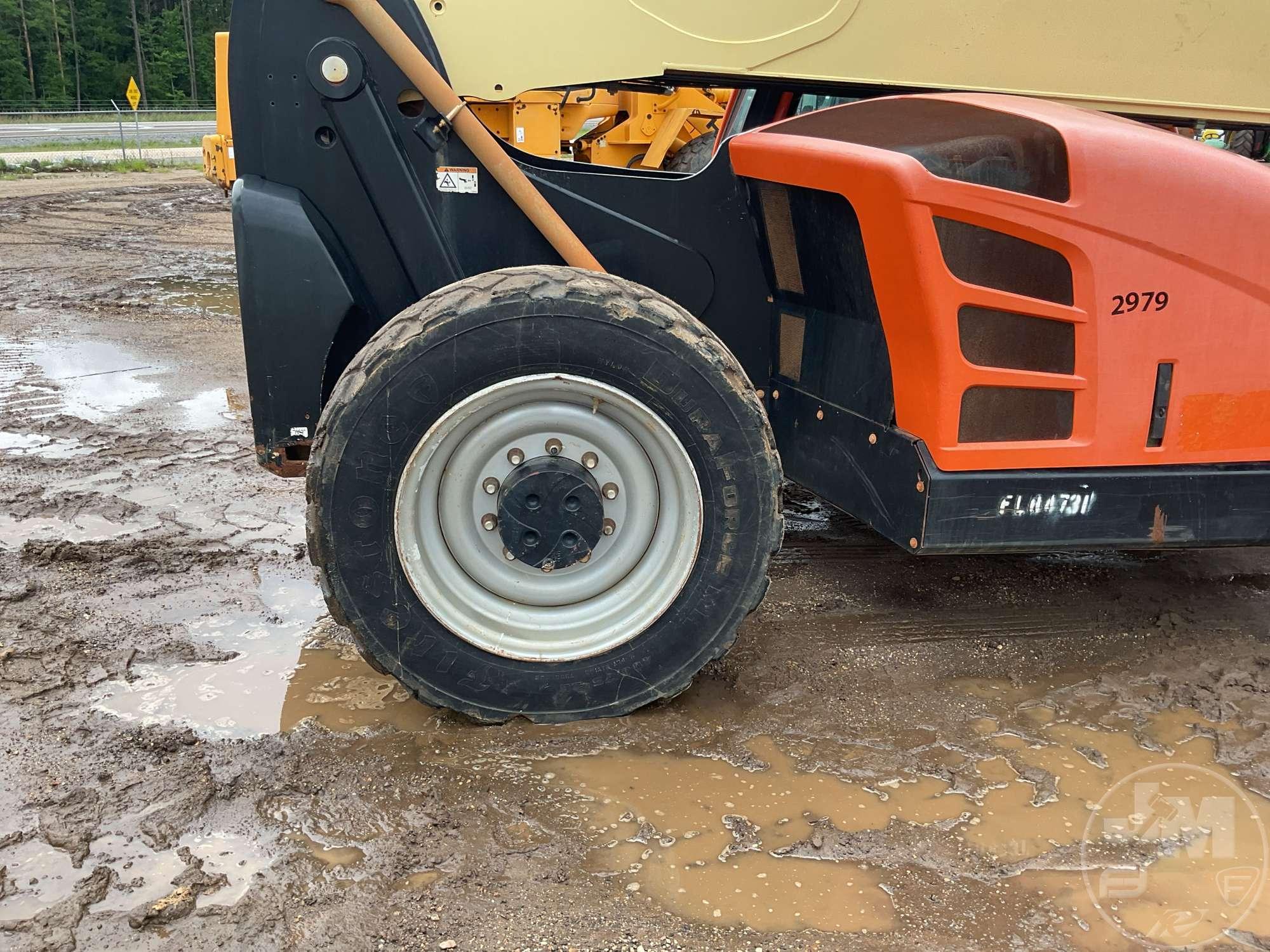 2016 JLG 1055 TELESCOPIC FORKLIFT SN: 0160076572