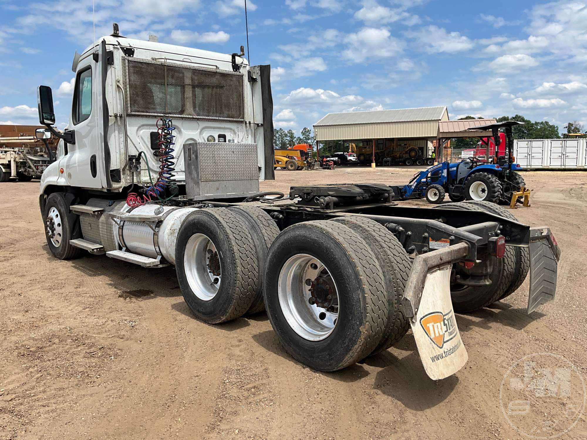 2016 FREIGHTLINER CASCADIA TANDEM AXLE DAY CAB TRUCK TRACTOR VIN: 3AKJGEDV8GSHC2145