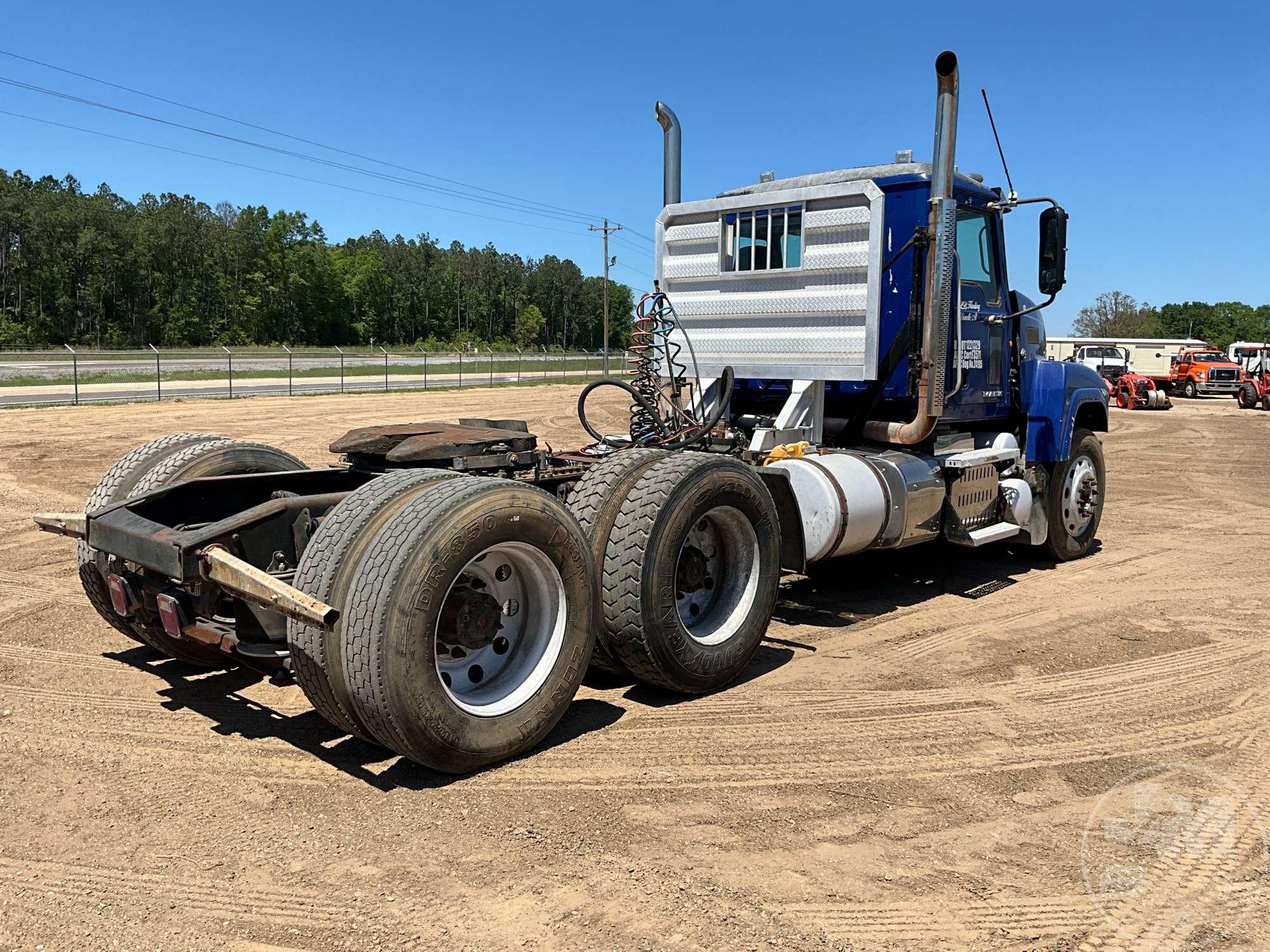 2011 MACK CHU613 TANDEM AXLE DAY CAB TRUCK TRACTOR VIN: 1M1AN07Y0BM007950