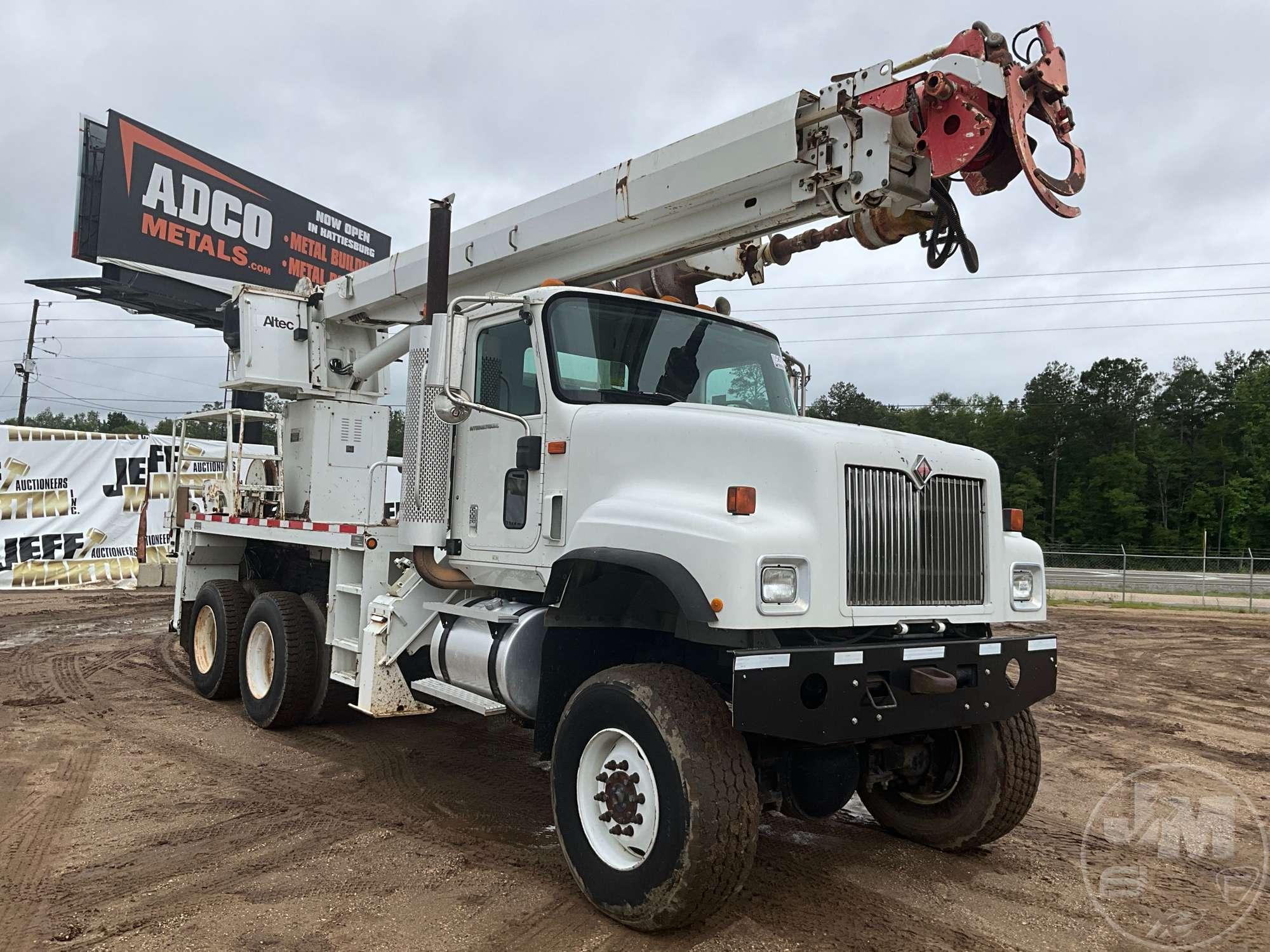 2002 INTERNATIONAL 5500I 6X6 T/A DIGGER DERRICK TRUCK VIN: 1HTXKAXT12J025214