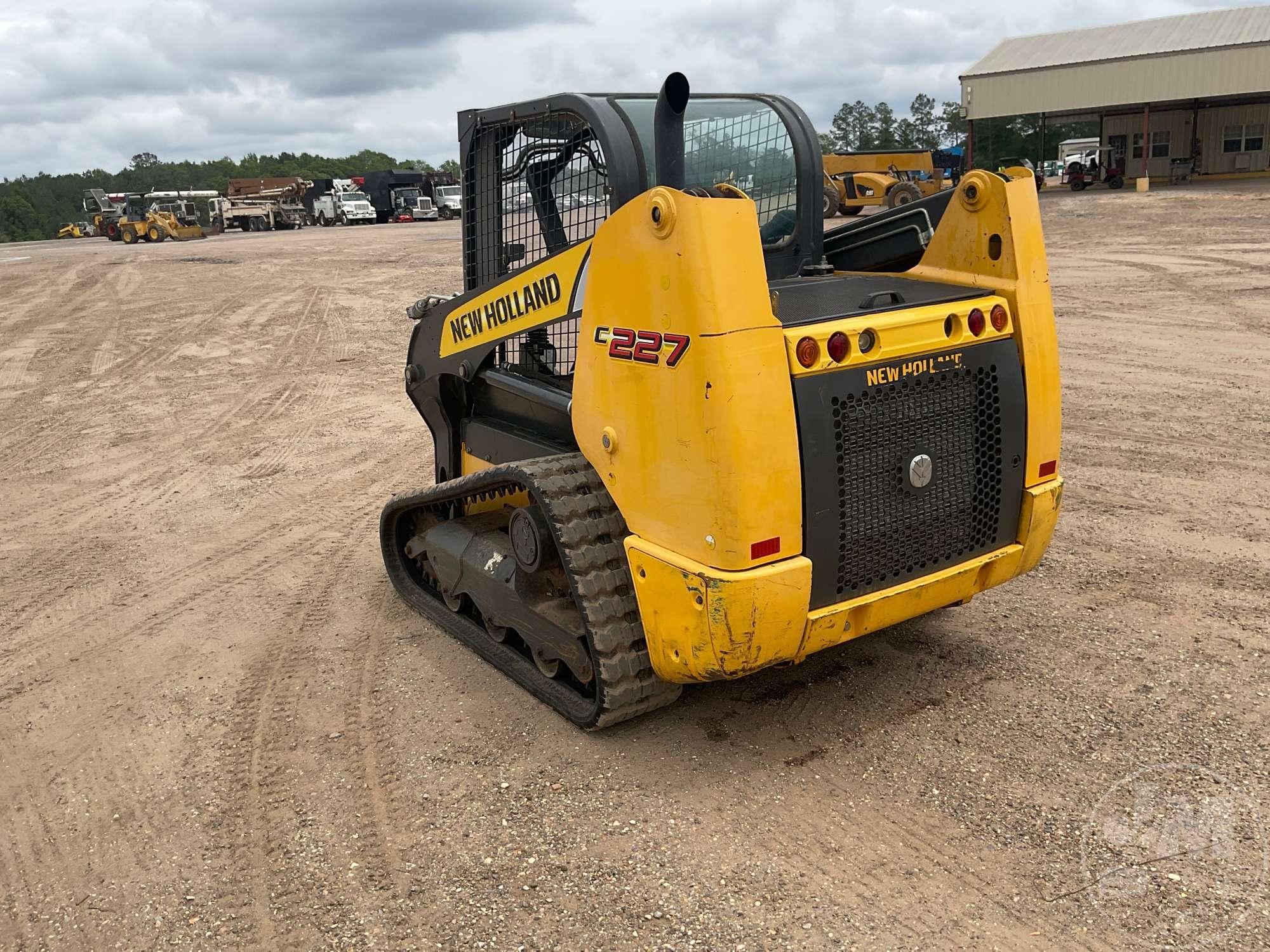 NEW HOLLAND MODEL C227NH MULTI TERRAIN LOADER SN: NKM471437