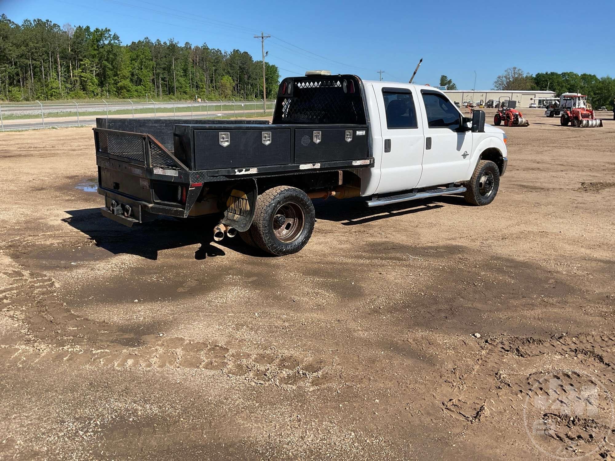 2015 FORD F-350XL SD SINGLE AXLE CREW CAB 4X4 FLATBED TRUCK VIN: 1FD8W3HT2FEA97906