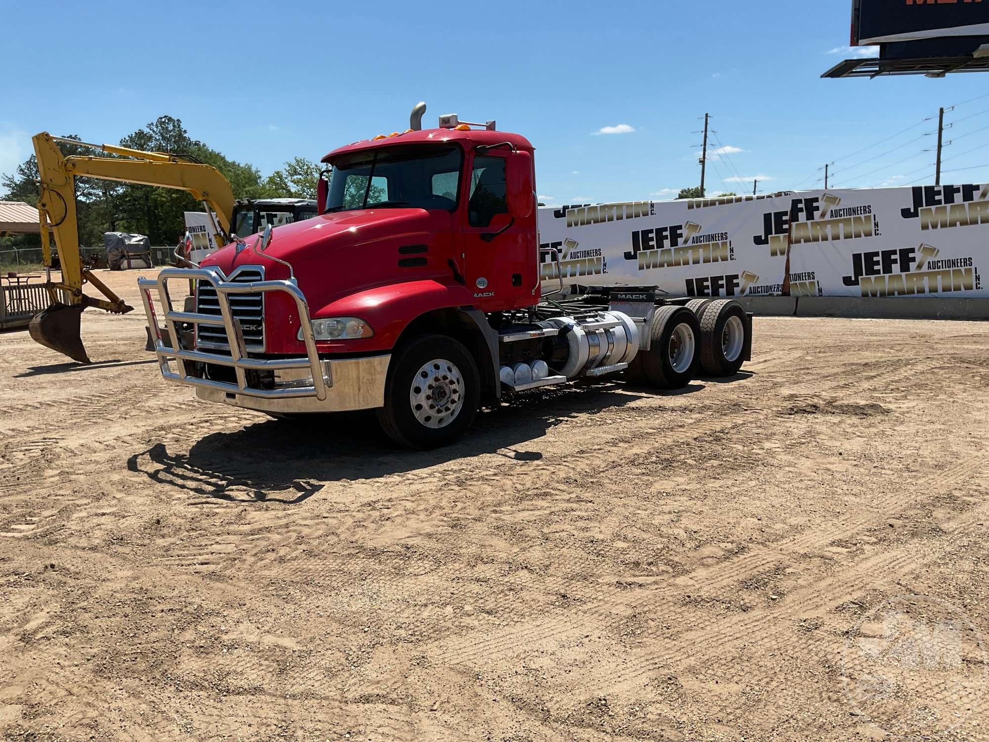 2018 MACK CXU613 TANDEM AXLE DAY CAB TRUCK TRACTOR VIN: 1M1AW02Y7JM086455