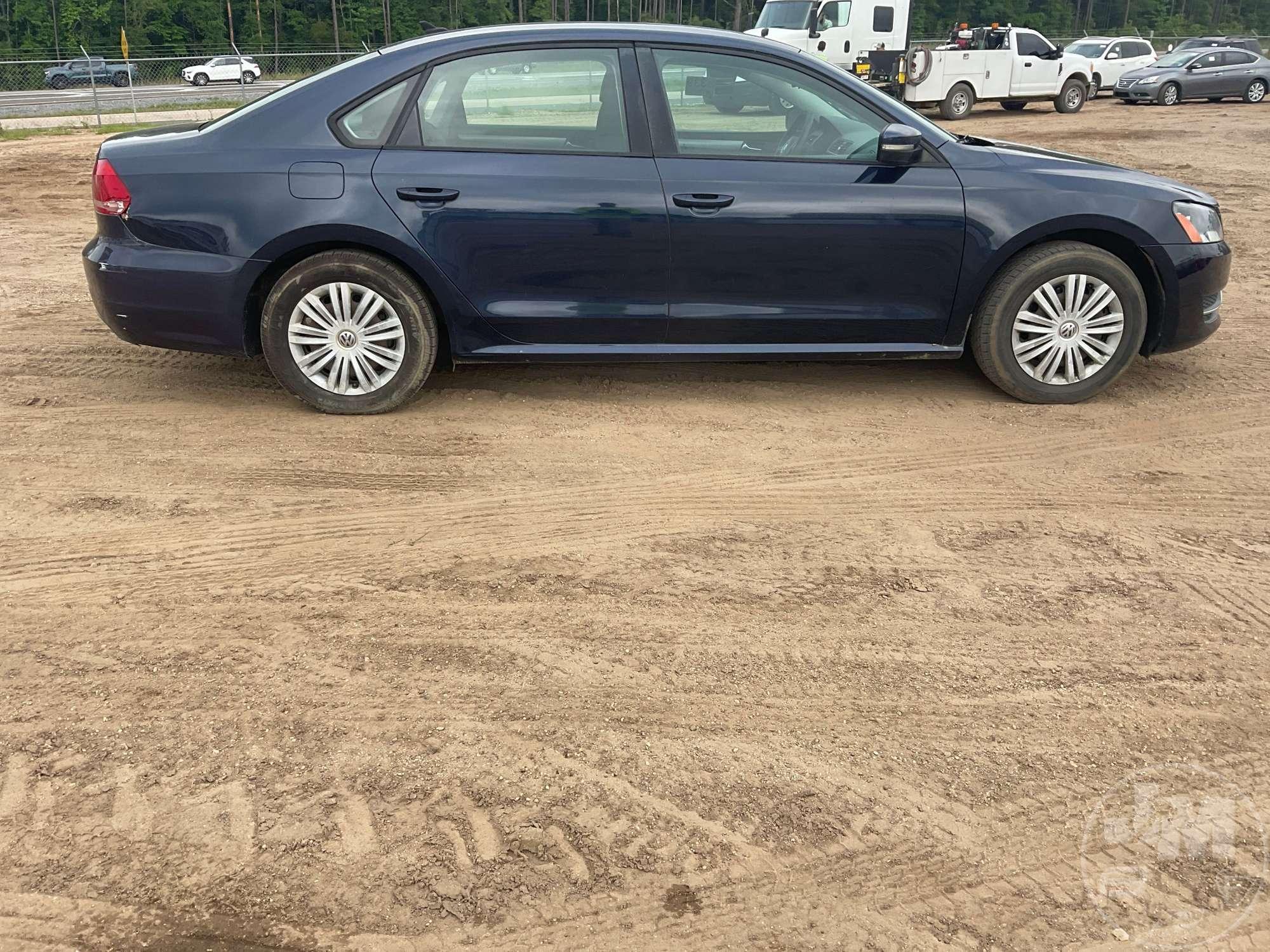 2015 VOLKSWAGEN PASSAT VIN: 1VWAS7A32FC056770 2WD