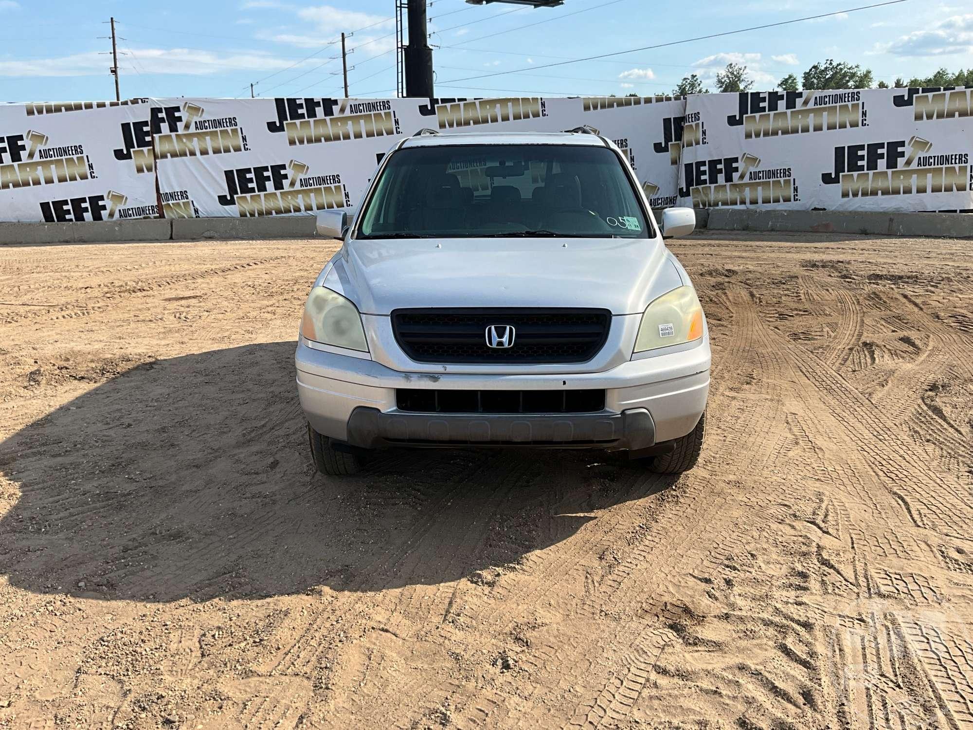 2005 HONDA PILOT VIN: 5FNYF18505B053474 4WD