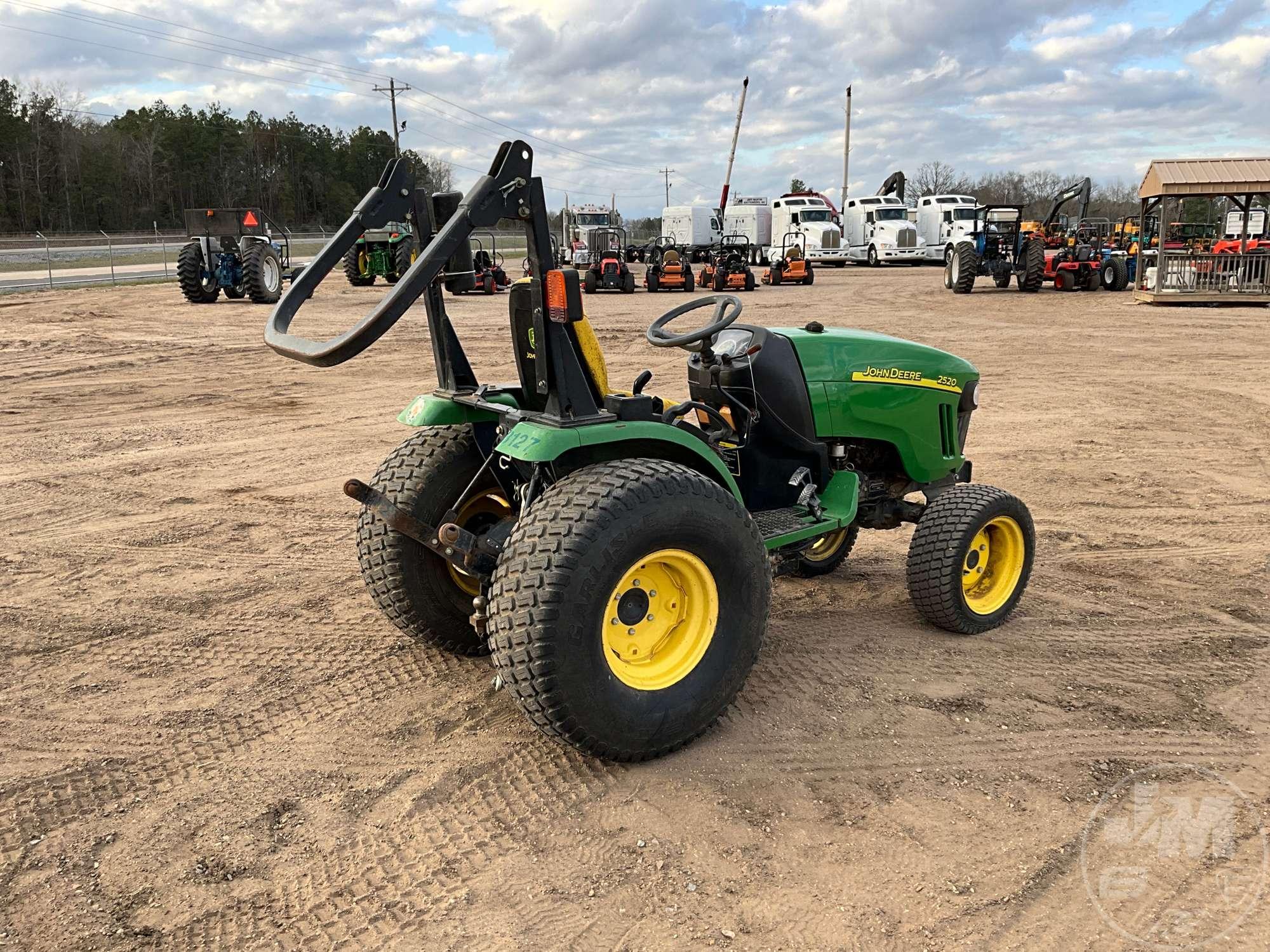 JOHN DEERE 2520 TRACTOR SN: 1LV2520HVAH710317