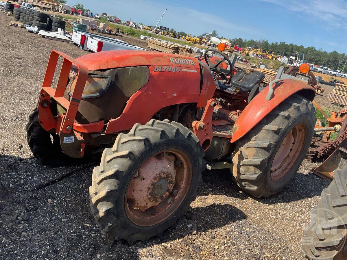 KUBOTA M7040 TRACTOR