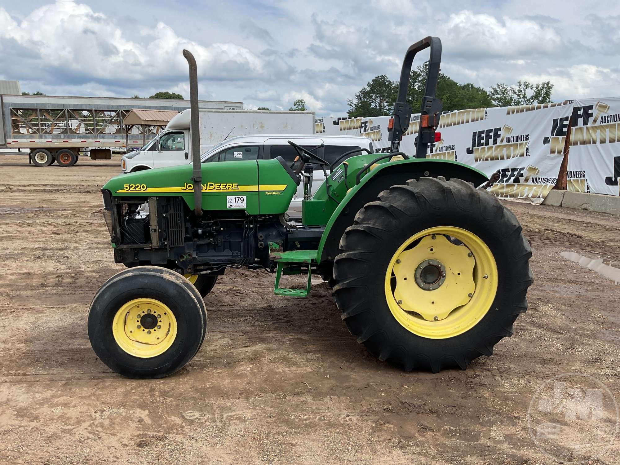 JOHN DEERE 5220 TRACTOR SN: LV5220S122342