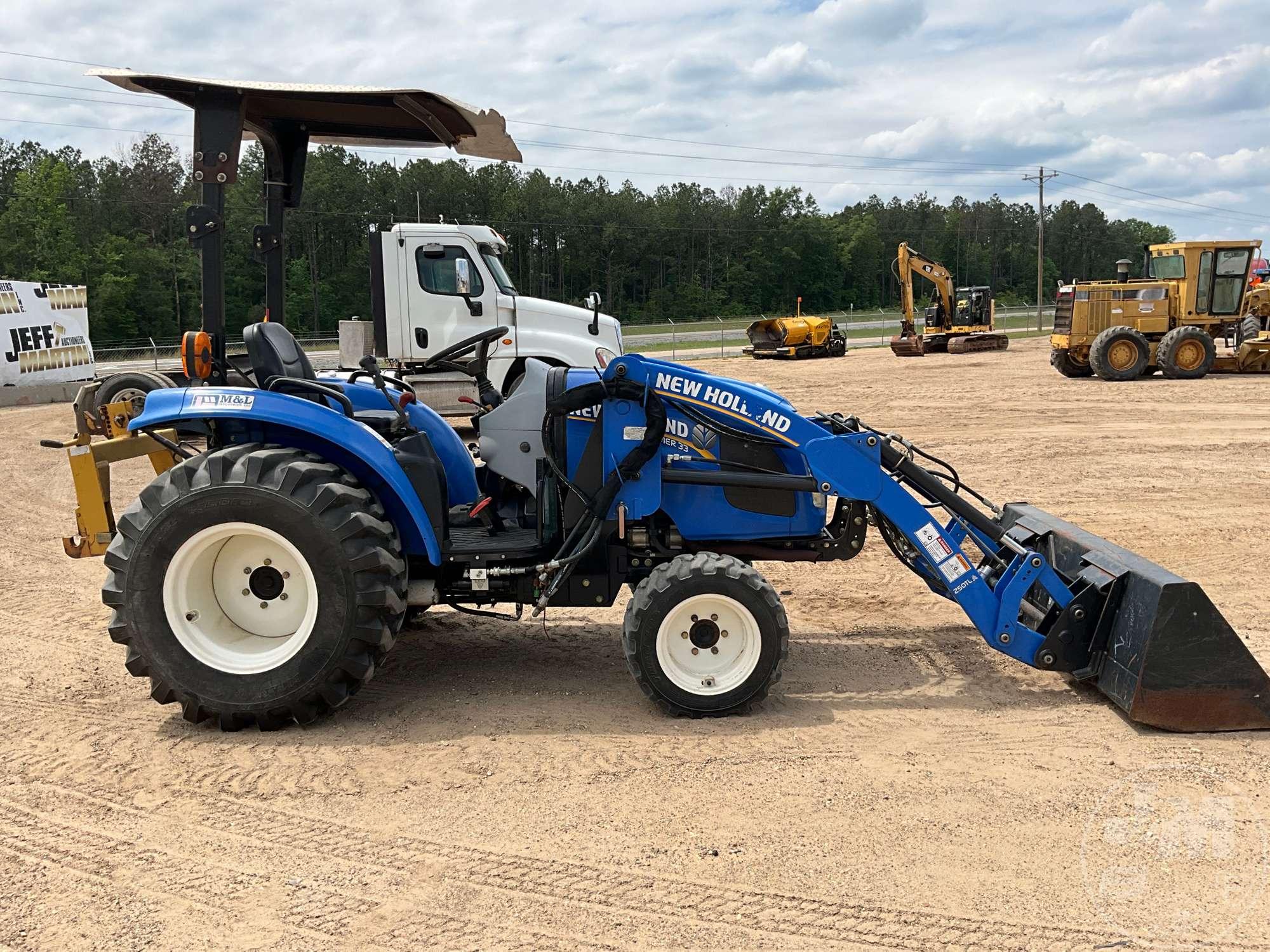 NEW HOLLAND BOOMER 33 4X4 TRACTOR W/ LOADER SN: RF000565