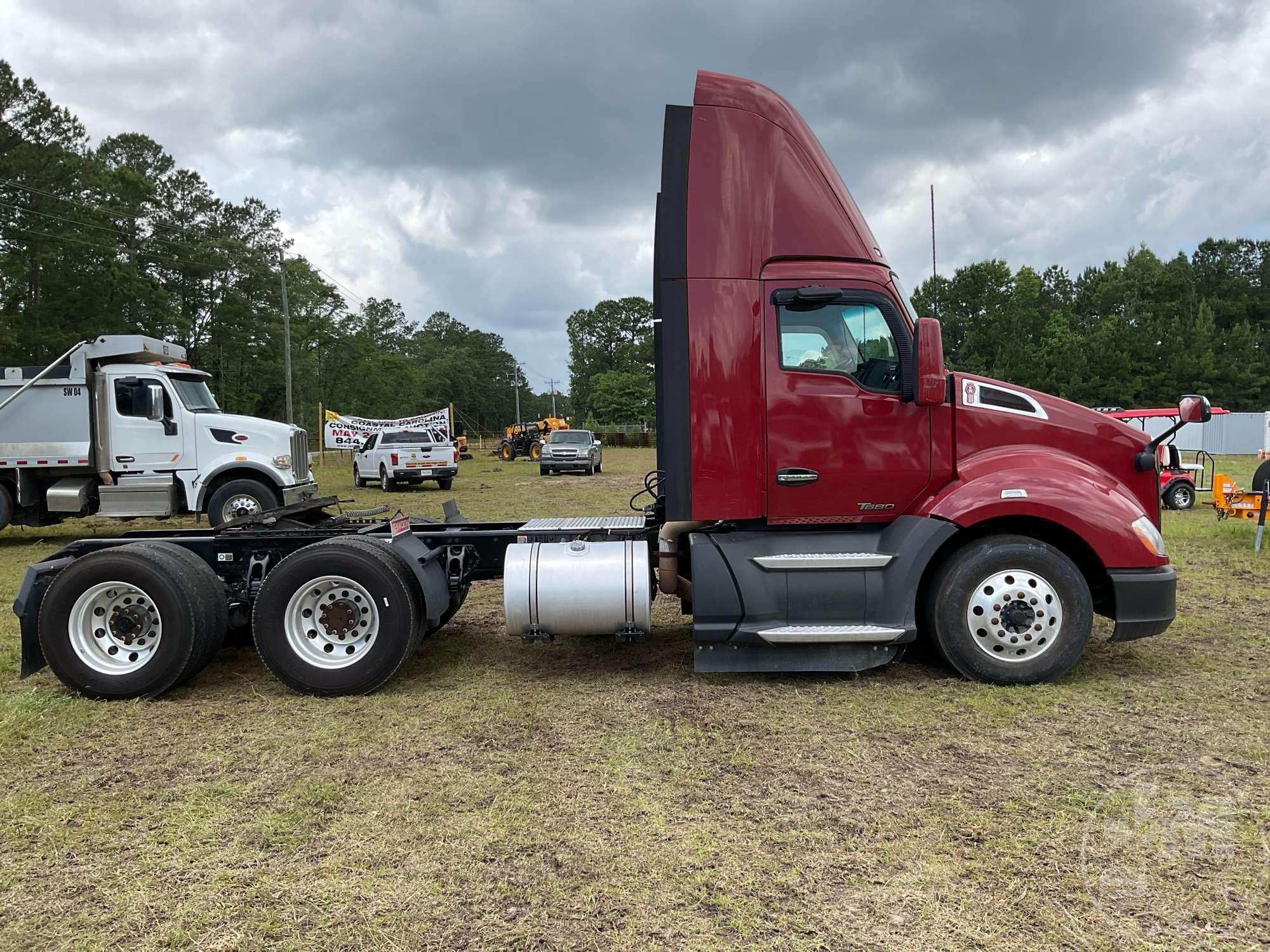 2018 KENWORTH T680 TANDEM AXLE DAY CAB TRUCK TRACTOR VIN: 1XKYDP9X7JJ213639