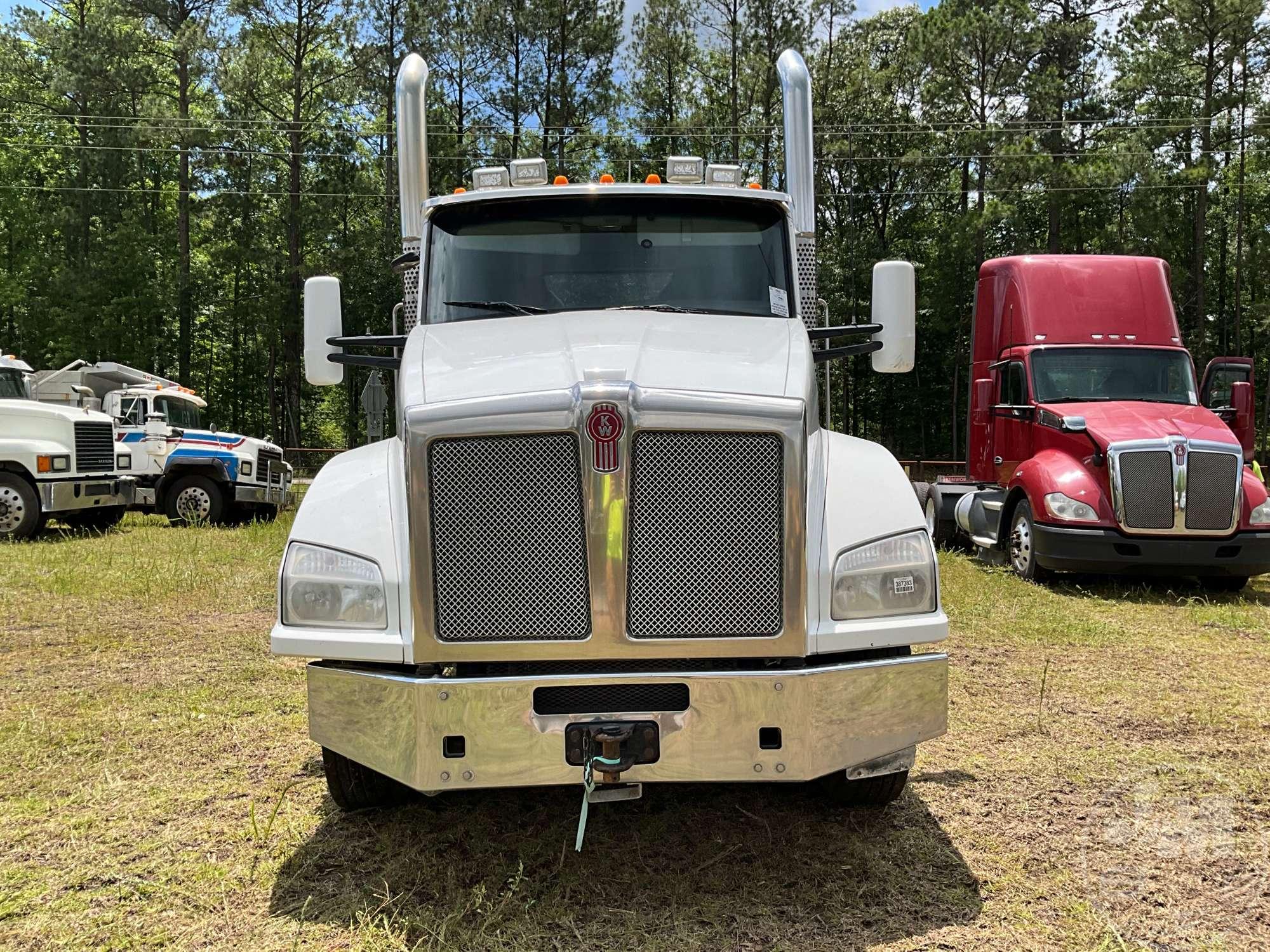 2016 KENWORTH T880 TANDEM AXLE DAY CAB TRUCK TRACTOR VIN: 1XKZD49X3GJ495029