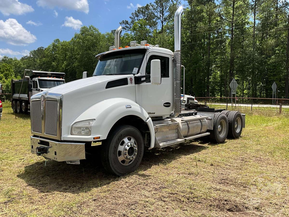 2016 KENWORTH T880 TANDEM AXLE DAY CAB TRUCK TRACTOR VIN: 1XKZD49X3GJ495029