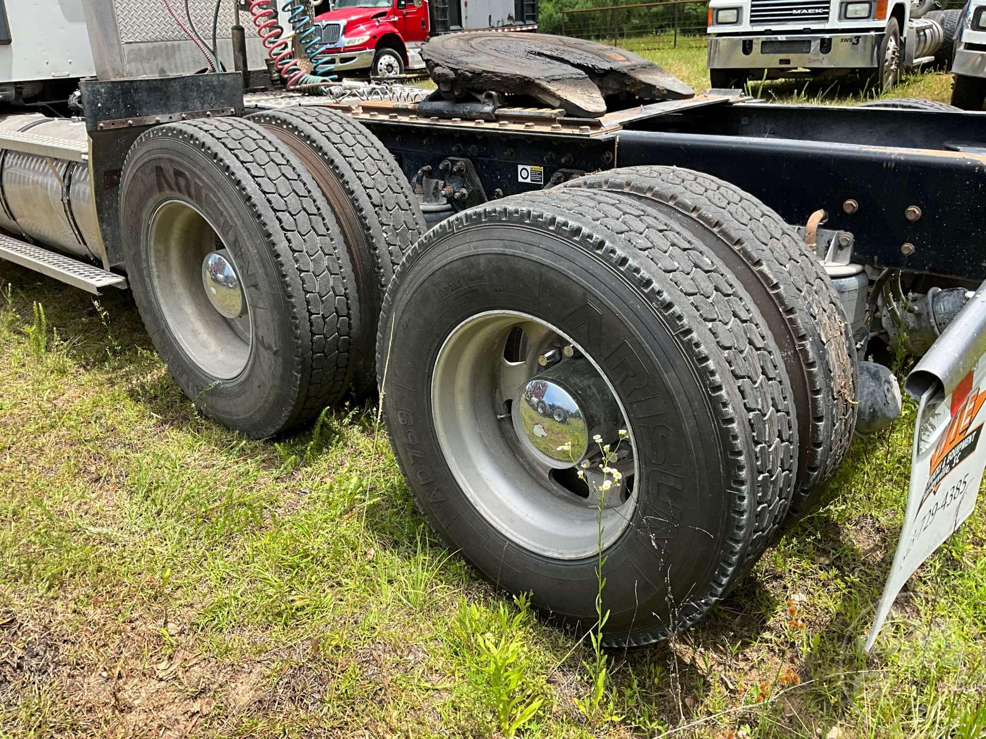 2016 KENWORTH T880 TANDEM AXLE DAY CAB TRUCK TRACTOR VIN: 1XKZD49X3GJ495029