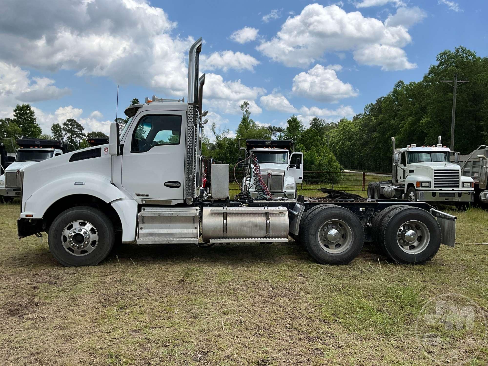 2016 KENWORTH T880 TANDEM AXLE DAY CAB TRUCK TRACTOR VIN: 1XKZD49X3GJ495029