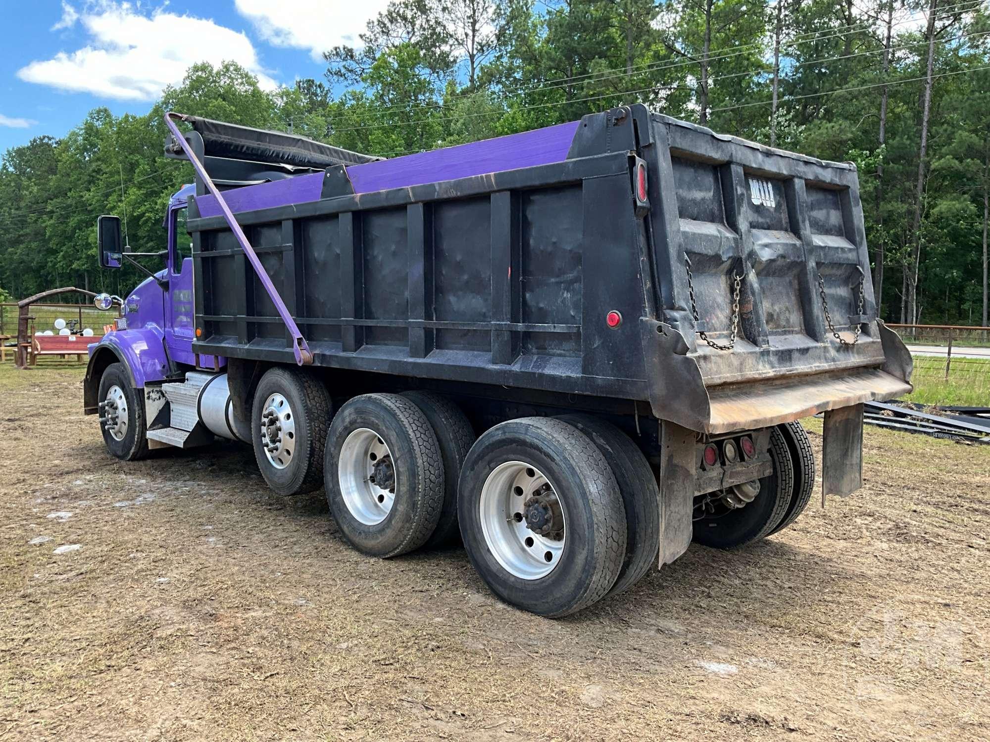 2003 KENWORTH T800 TRI-AXLE DUMP TRUCK VIN: 1NKDXUEX13J705588