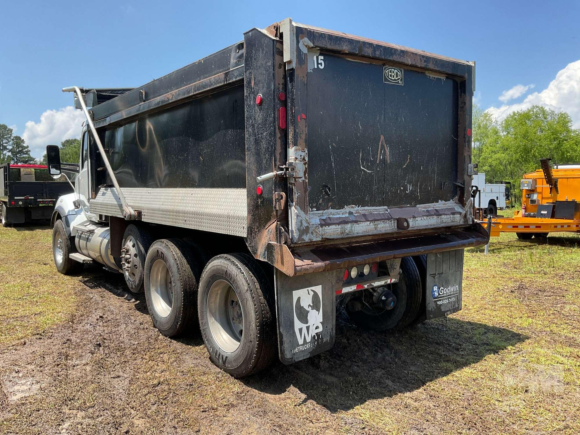 2017 KENWORTH T880 TRI-AXLE DUMP TRUCK VIN: 1NKZXPEX4HJ160940