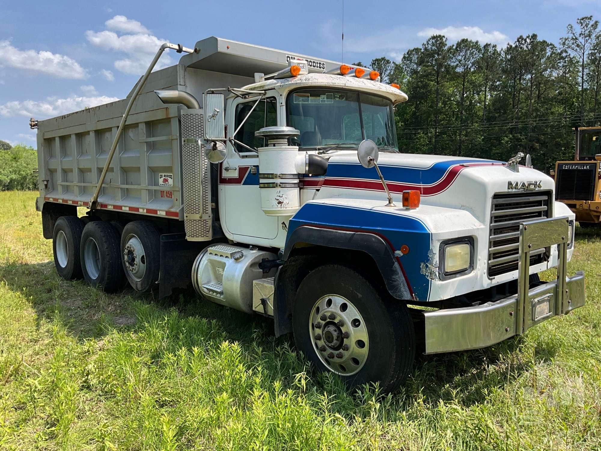 1996 MACK RD690S TRI-AXLE DUMP TRUCK VIN: 1M2P264C2TM022459