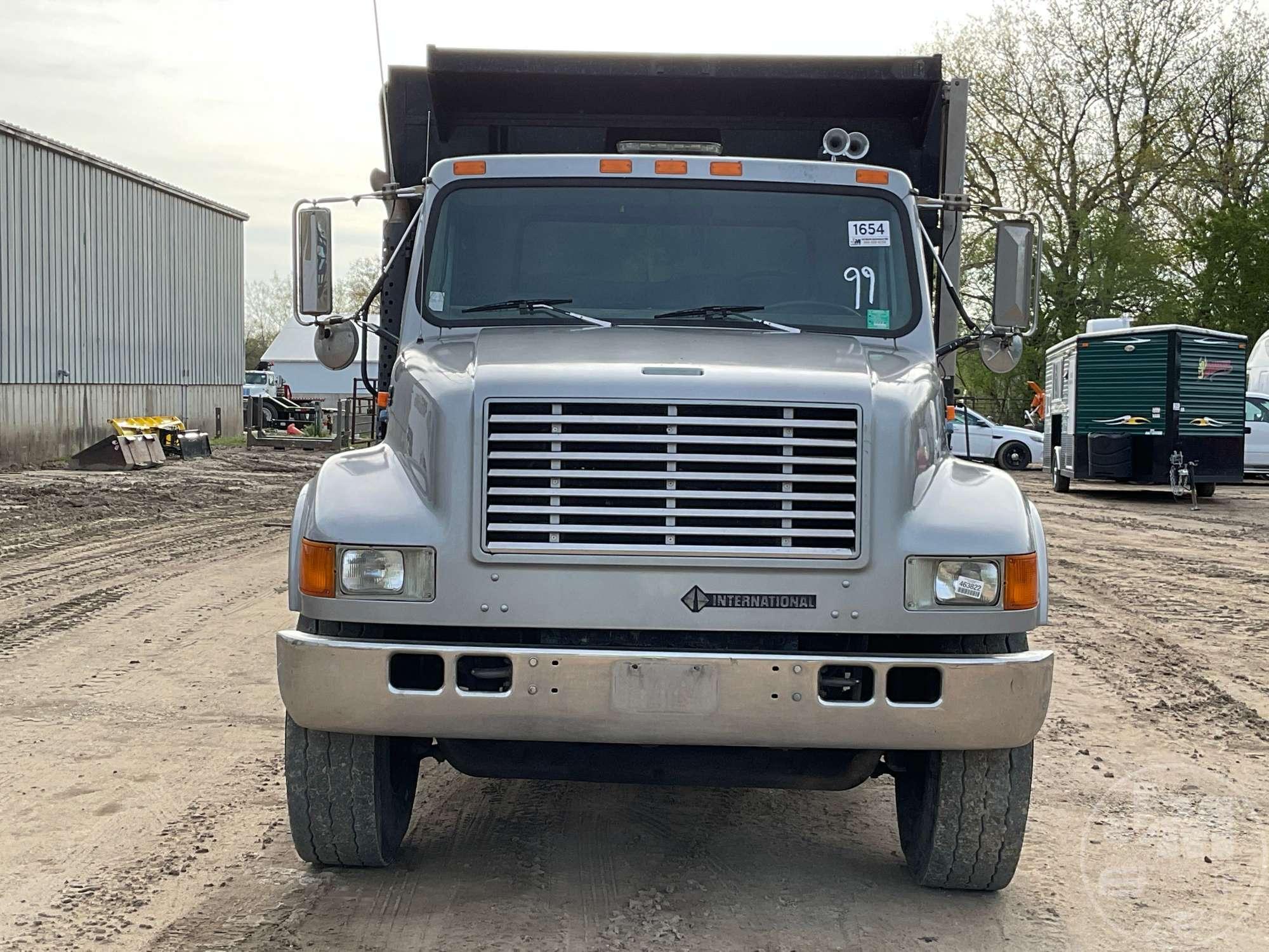 1999 INTERNATIONAL F-4900 TRI-AXLE DUMP TRUCK VIN: 1HTSHADT8XH612165