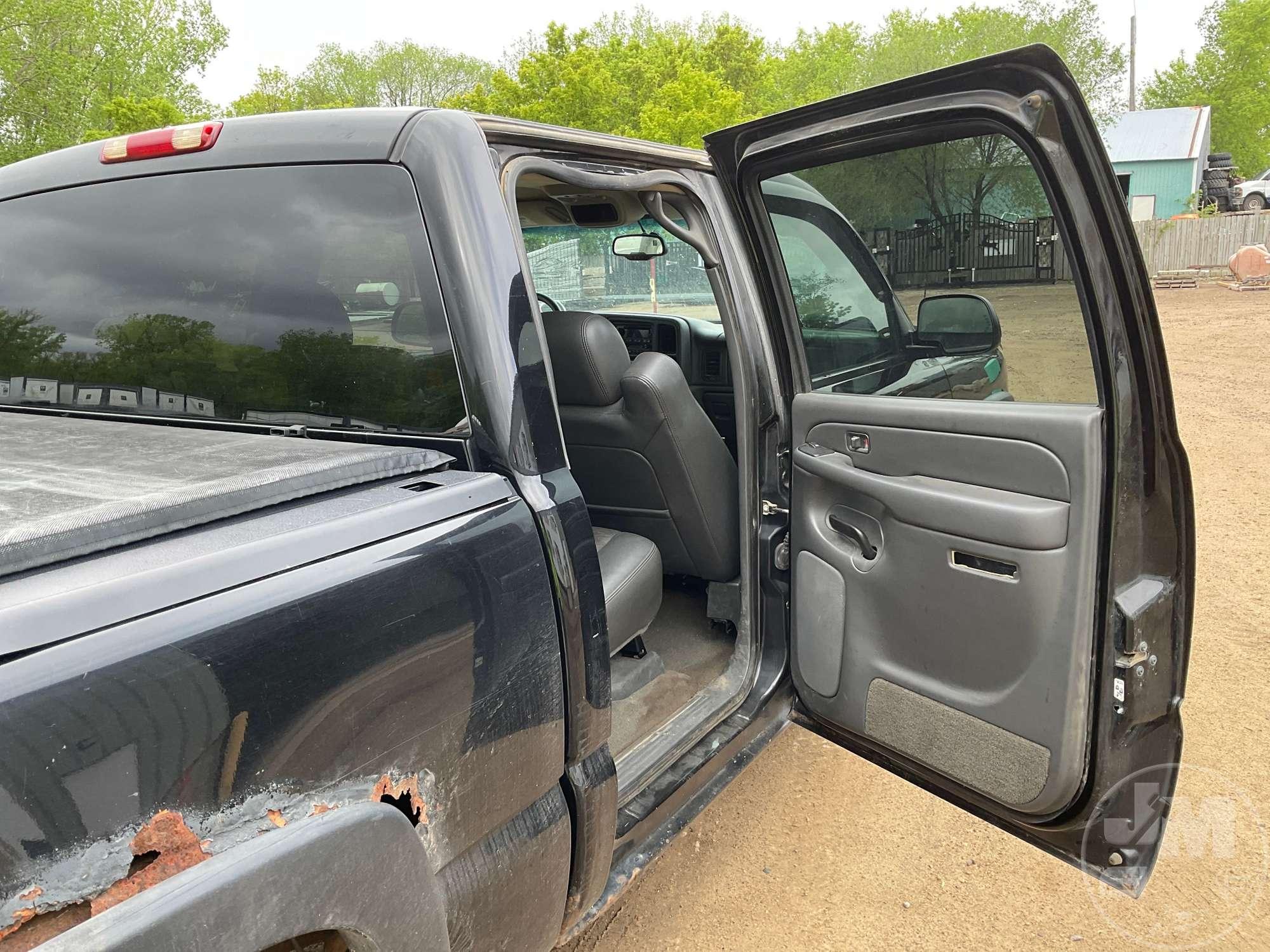 2005 CHEVROLET SILVERADO 1500 REGULAR CAB 4X4 PICKUP VIN: 2GCEK13T051328607