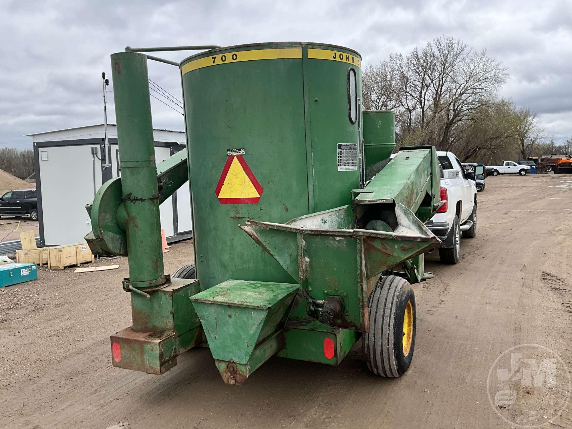 JOHN DEERE E0700 FEED GRINDER, APPROX. 80 BUSHELS, 540 PTO,