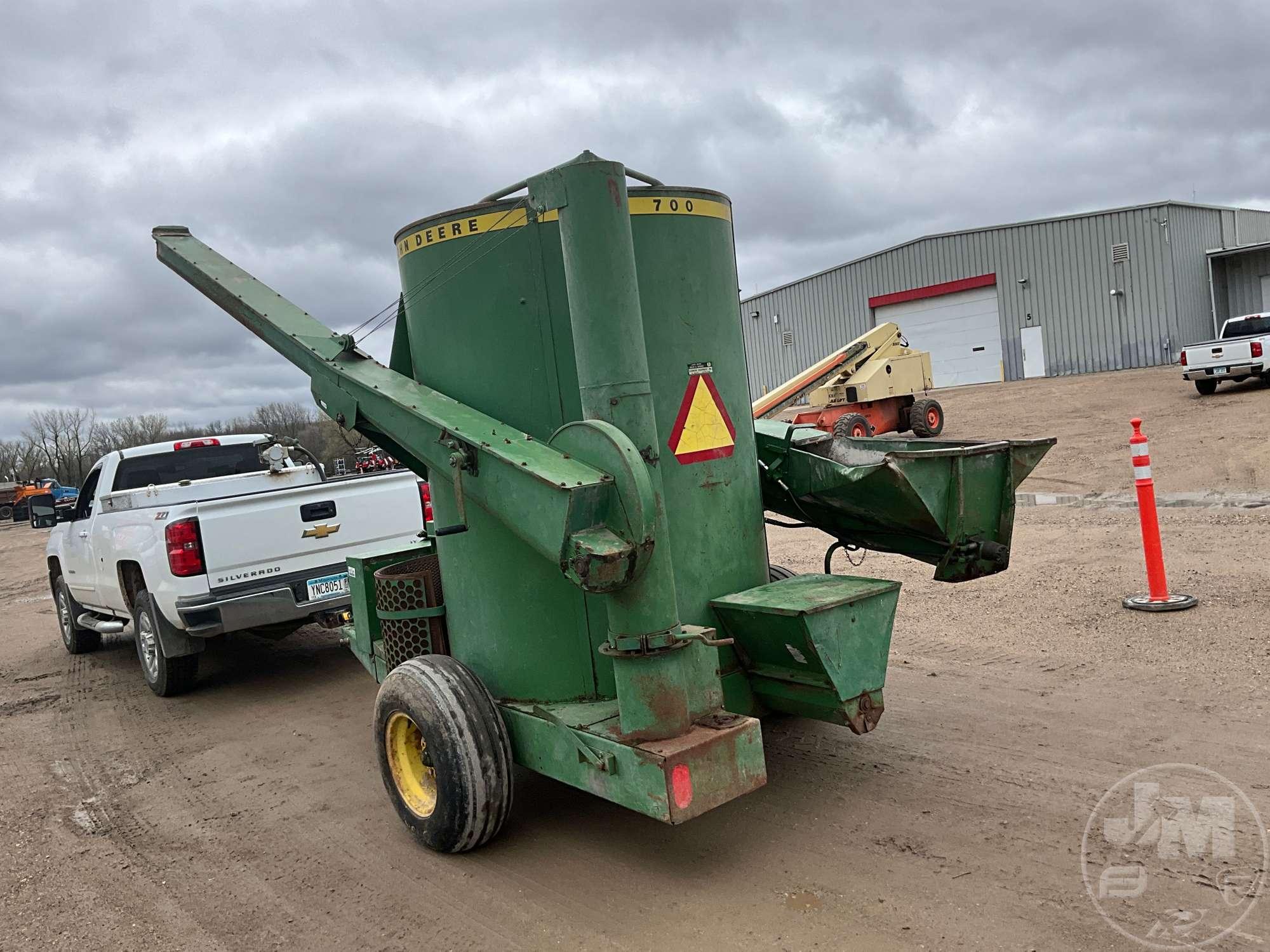 JOHN DEERE E0700 FEED GRINDER, APPROX. 80 BUSHELS, 540 PTO,