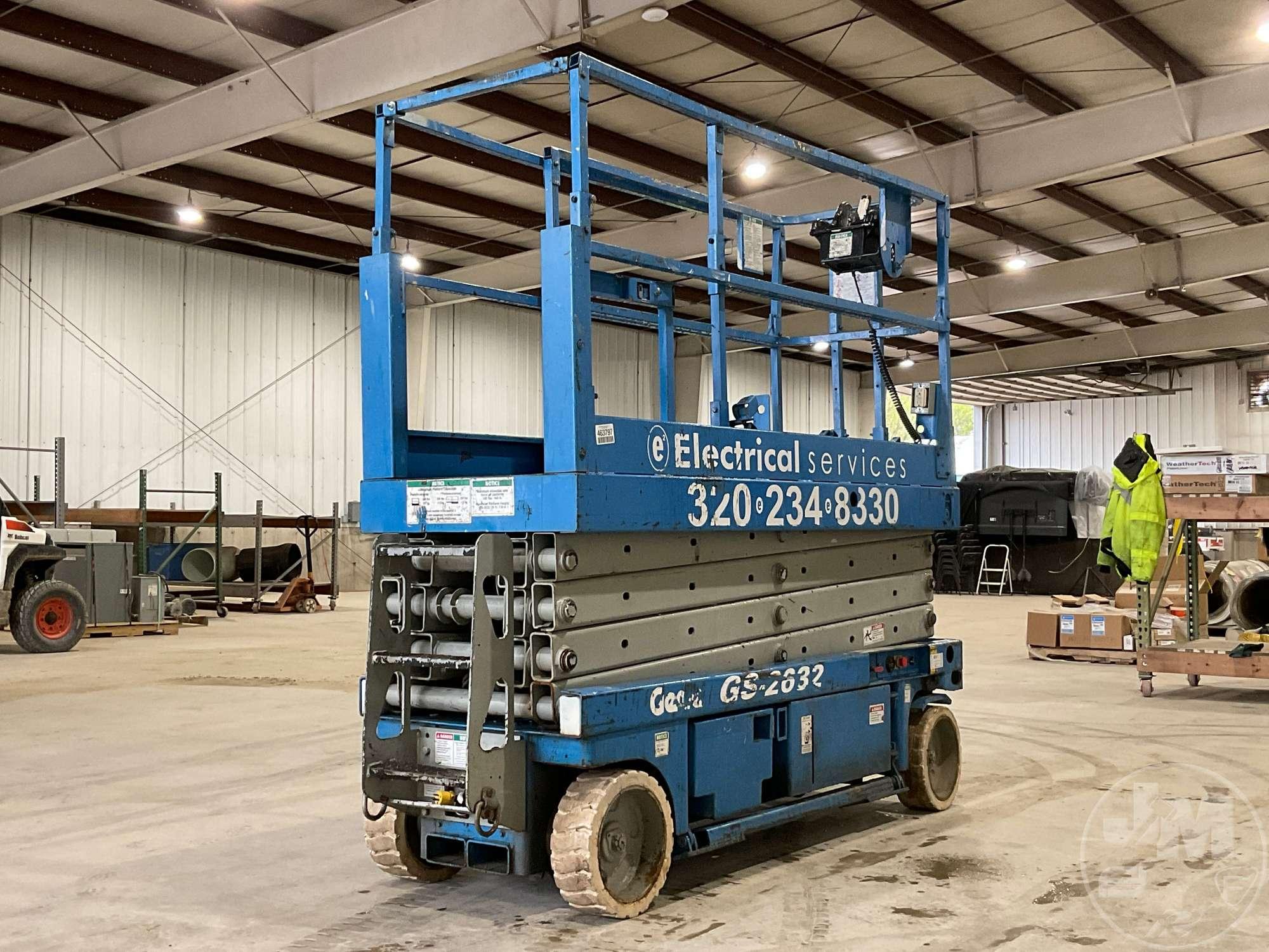 2003 GENIE GS-2632 32’...... SCISSOR LIFT SN: GS3203-50052