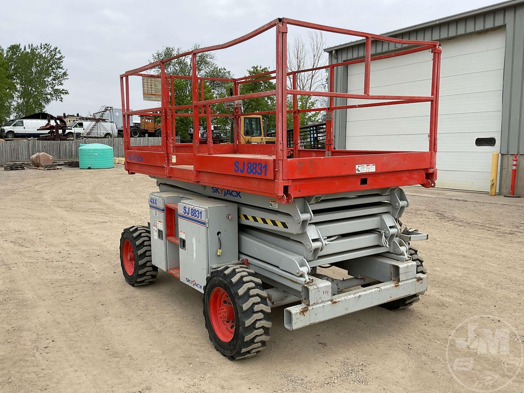 SKYJACK SJ8831 37’...... SCISSOR LIFT