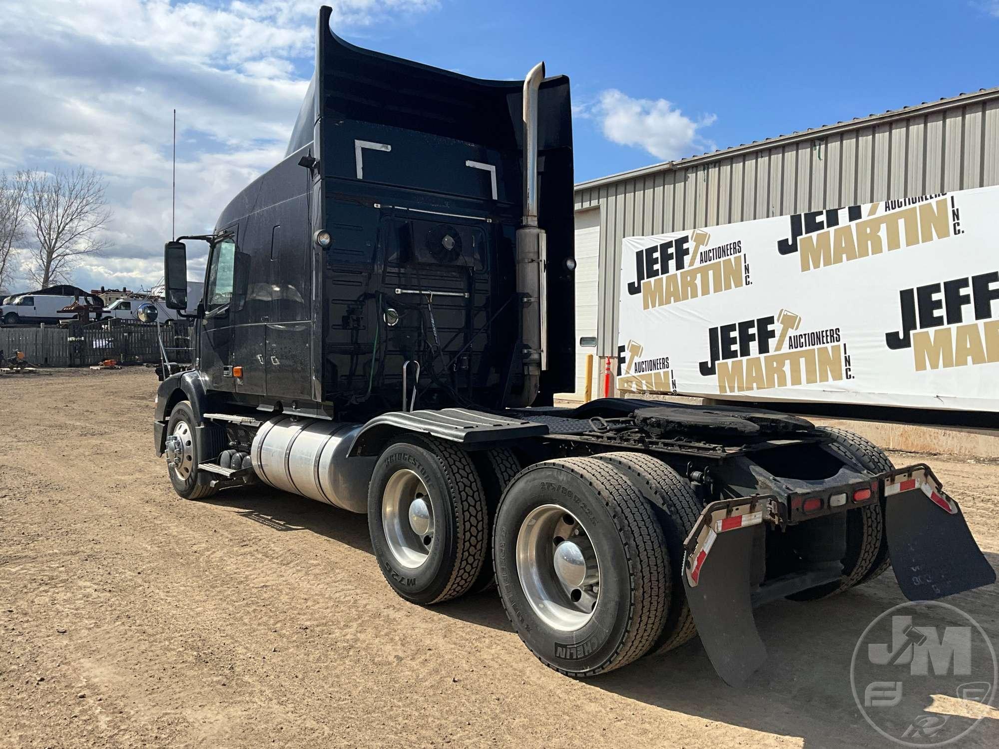 2007 VOLVO TRUCK VNM TANDEM AXLE TRUCK TRACTOR VIN: 4V4MC9GH97N447890