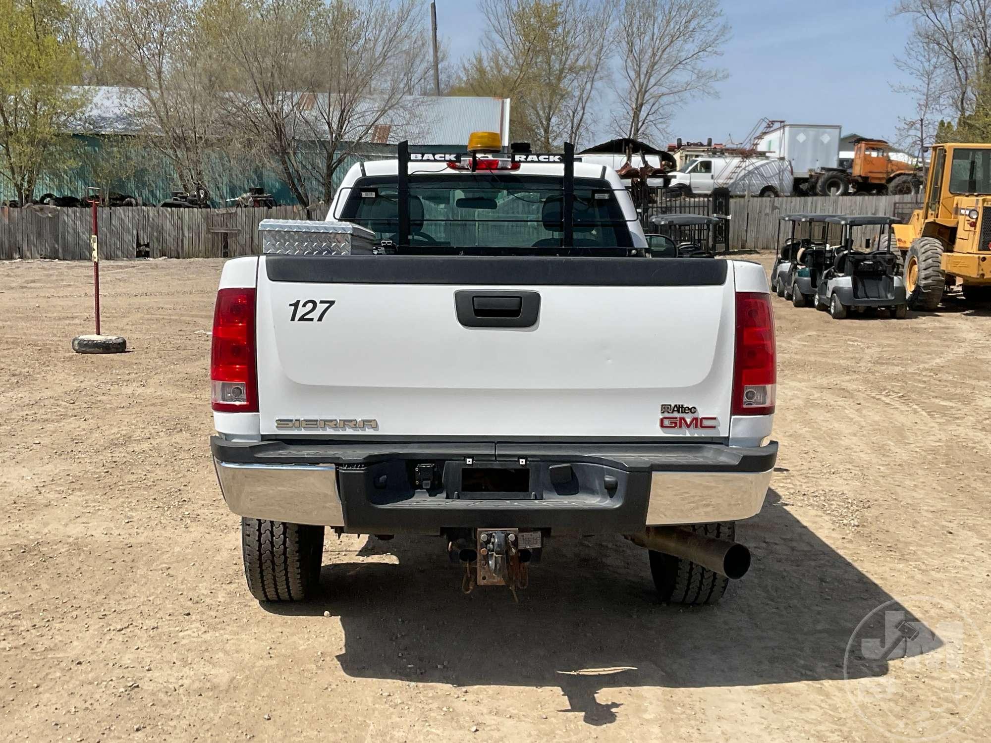 2011 GMC SIERRA 2500HD REGULAR CAB 4X4 PICKUP   VIN: 1GT02ZC80BF216348