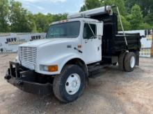 2001 INTERNATIONAL 4900 SINGLE AXLE DUMP TRUCK VIN: 1HTSDAAR21H357895