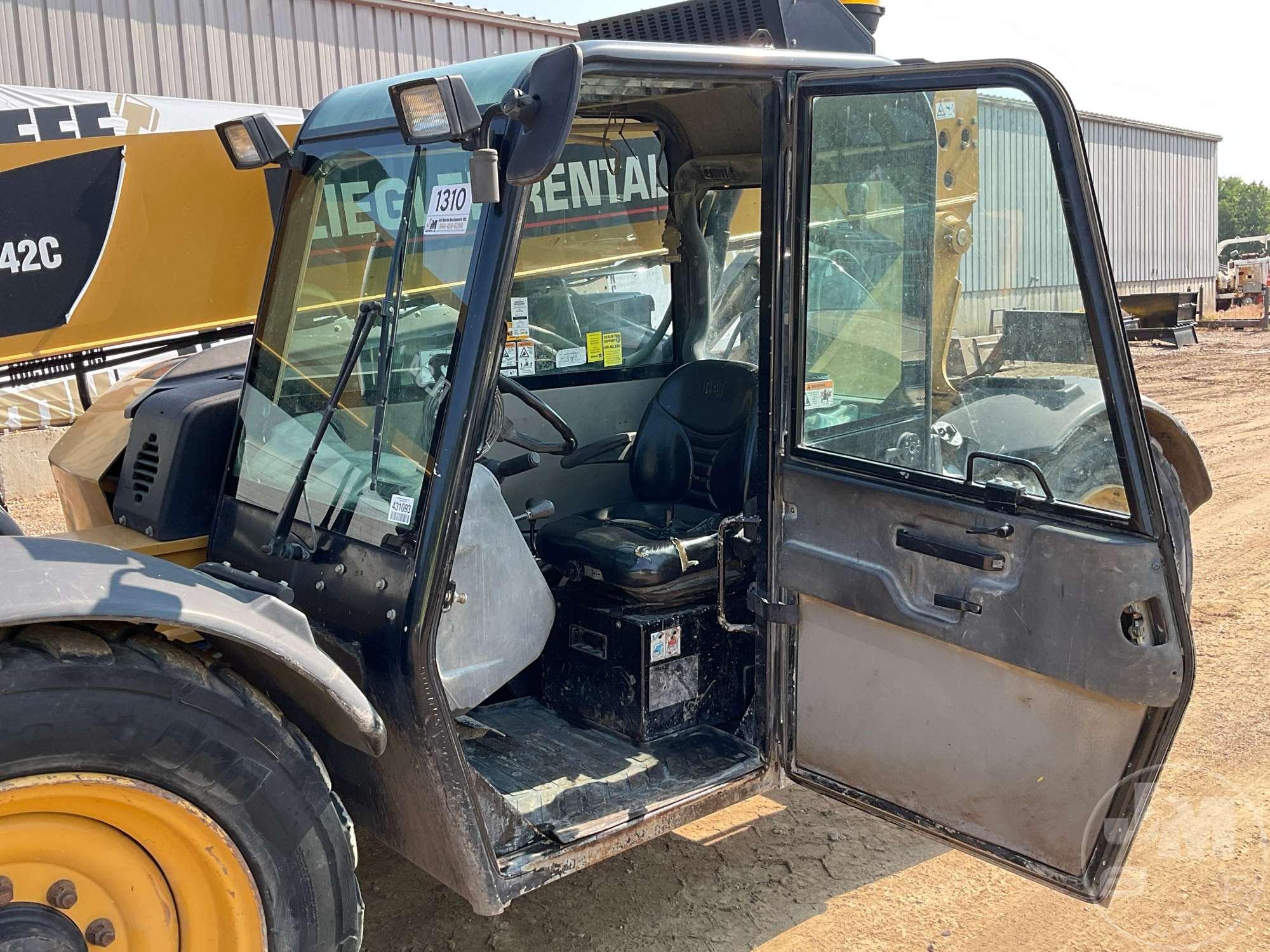 2013 CATERPILLAR TL642C TELESCOPIC FORKLIFT SN: THG00435