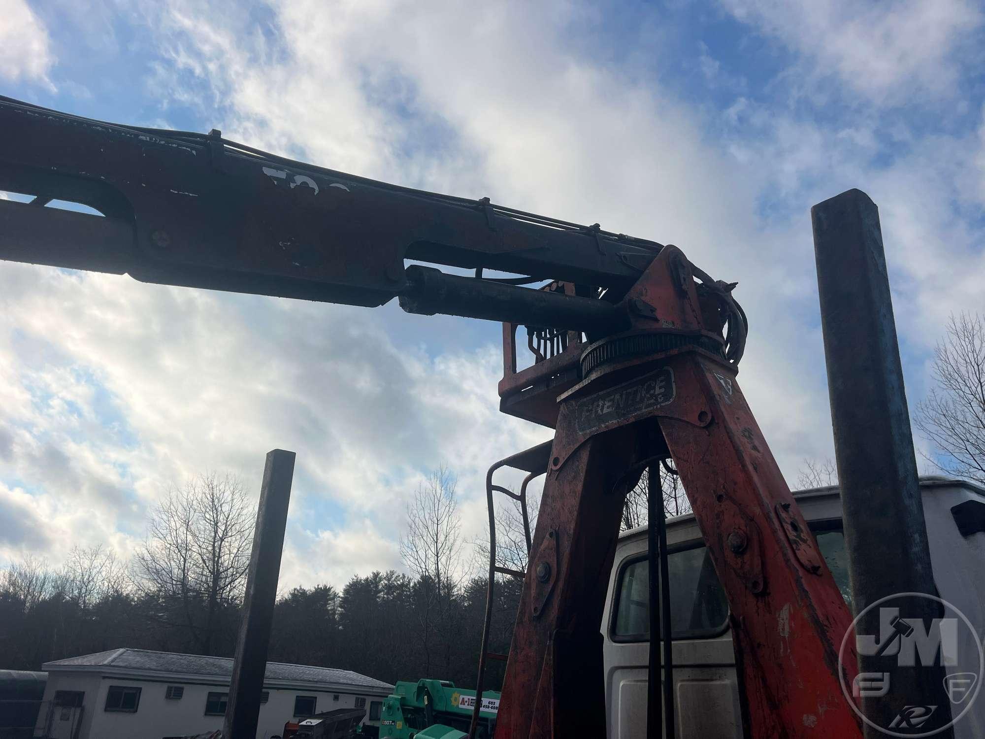 2000 STERLING TRUCK L8500 SERIES SN: 2FZXBJCB2YAF62001 KNUCKLE BOOM LOG LOADER