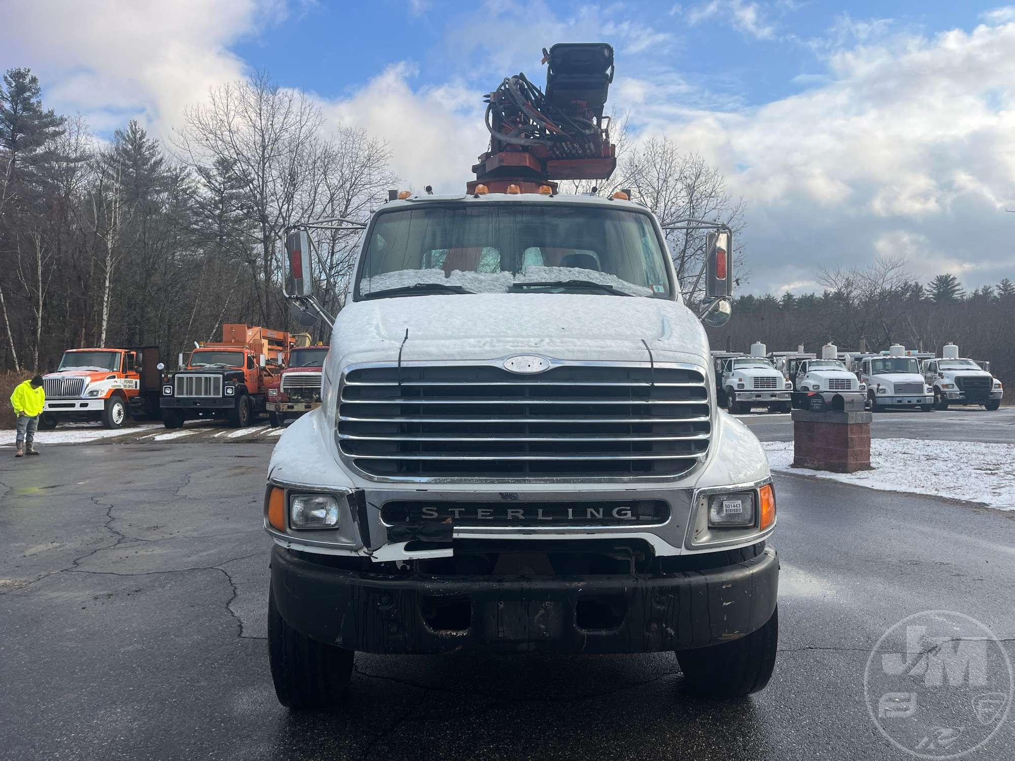 2000 STERLING TRUCK L8500 SERIES SN: 2FZXBJCB2YAF62001 KNUCKLE BOOM LOG LOADER