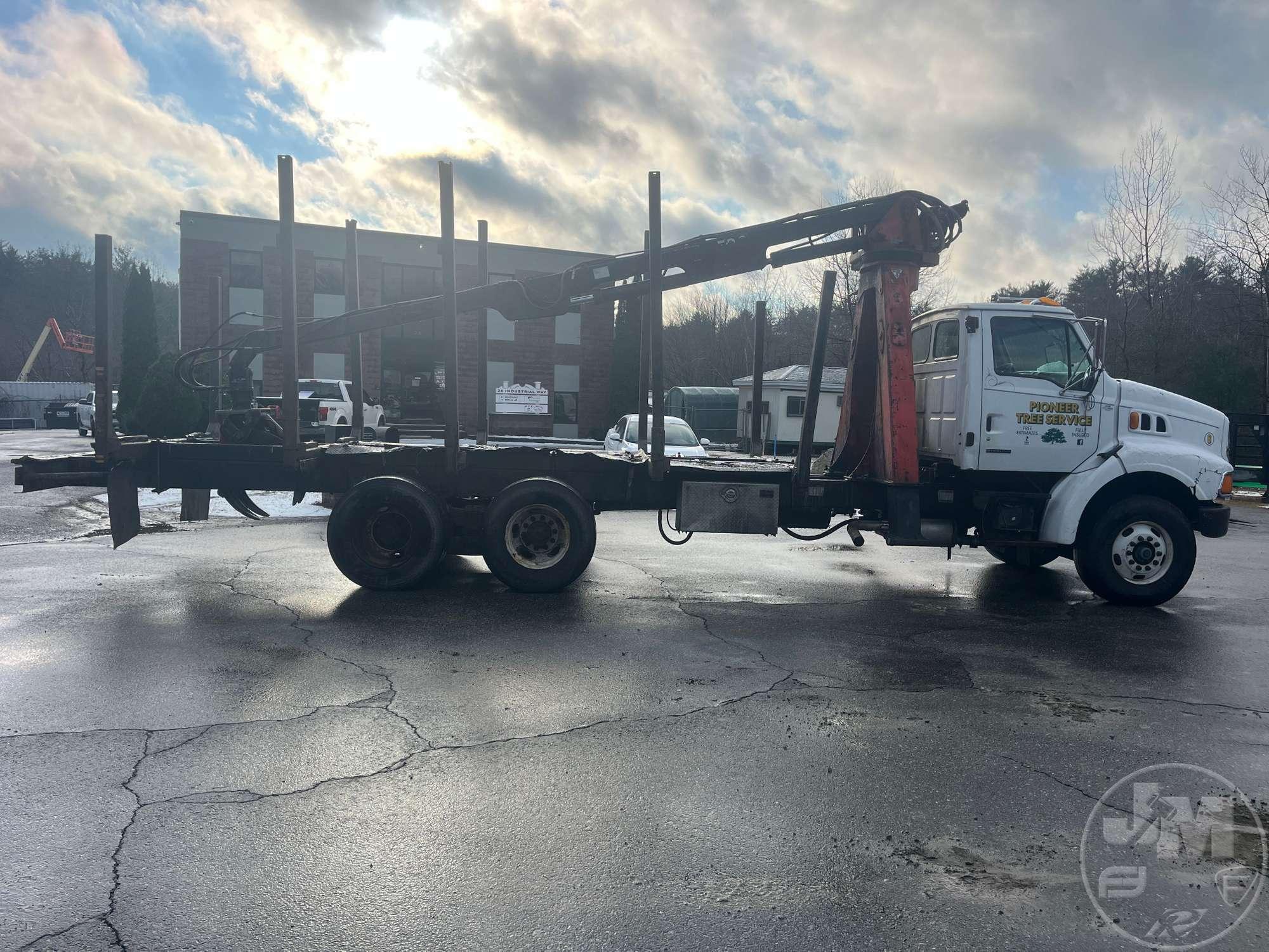 2000 STERLING TRUCK L8500 SERIES SN: 2FZXBJCB2YAF62001 KNUCKLE BOOM LOG LOADER