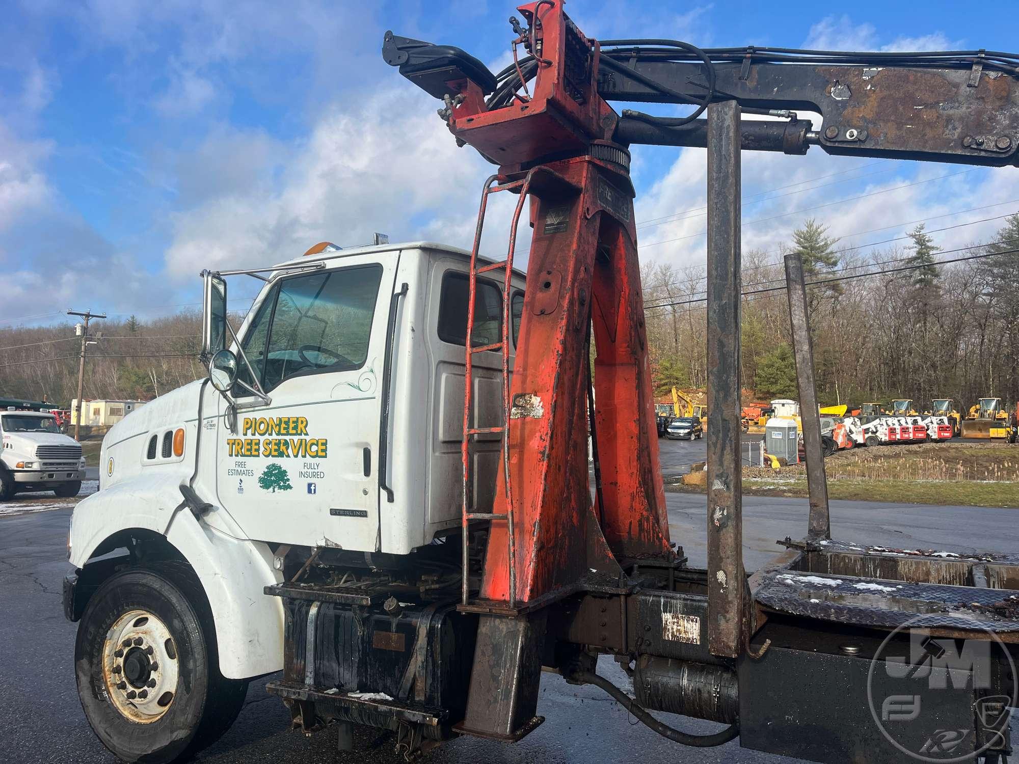 2000 STERLING TRUCK L8500 SERIES SN: 2FZXBJCB2YAF62001 KNUCKLE BOOM LOG LOADER