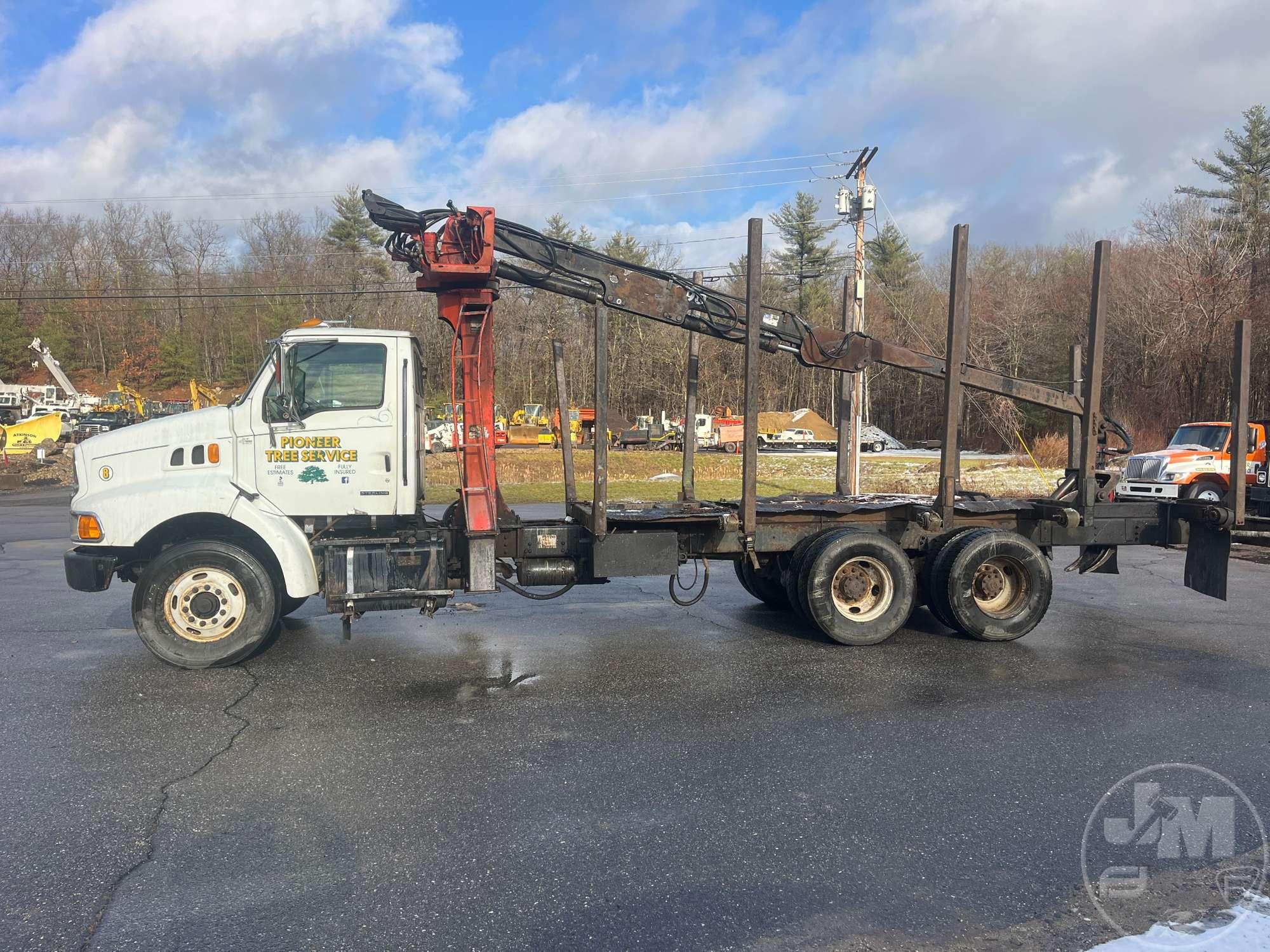 2000 STERLING TRUCK L8500 SERIES SN: 2FZXBJCB2YAF62001 KNUCKLE BOOM LOG LOADER