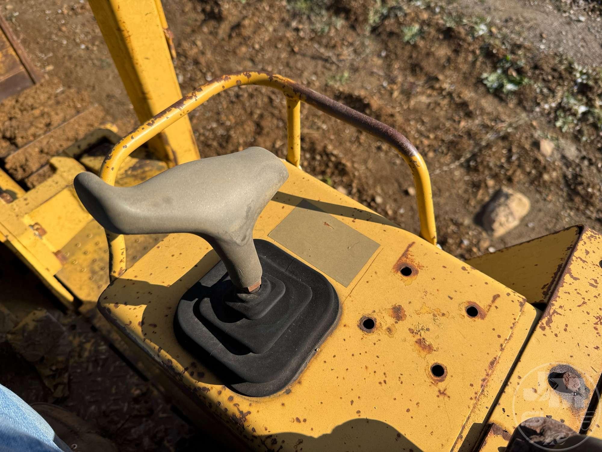 1993 CATERPILLAR D3C CRAWLER TRACTOR SN: 4HJ00879