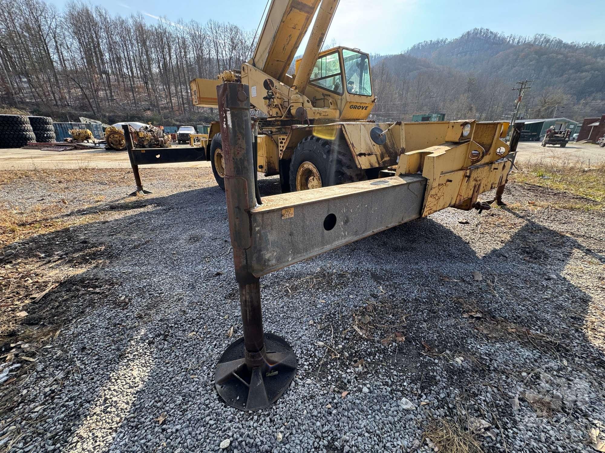 GROVE RT-740B ROUGH TERRAIN CRANE SN: 70145